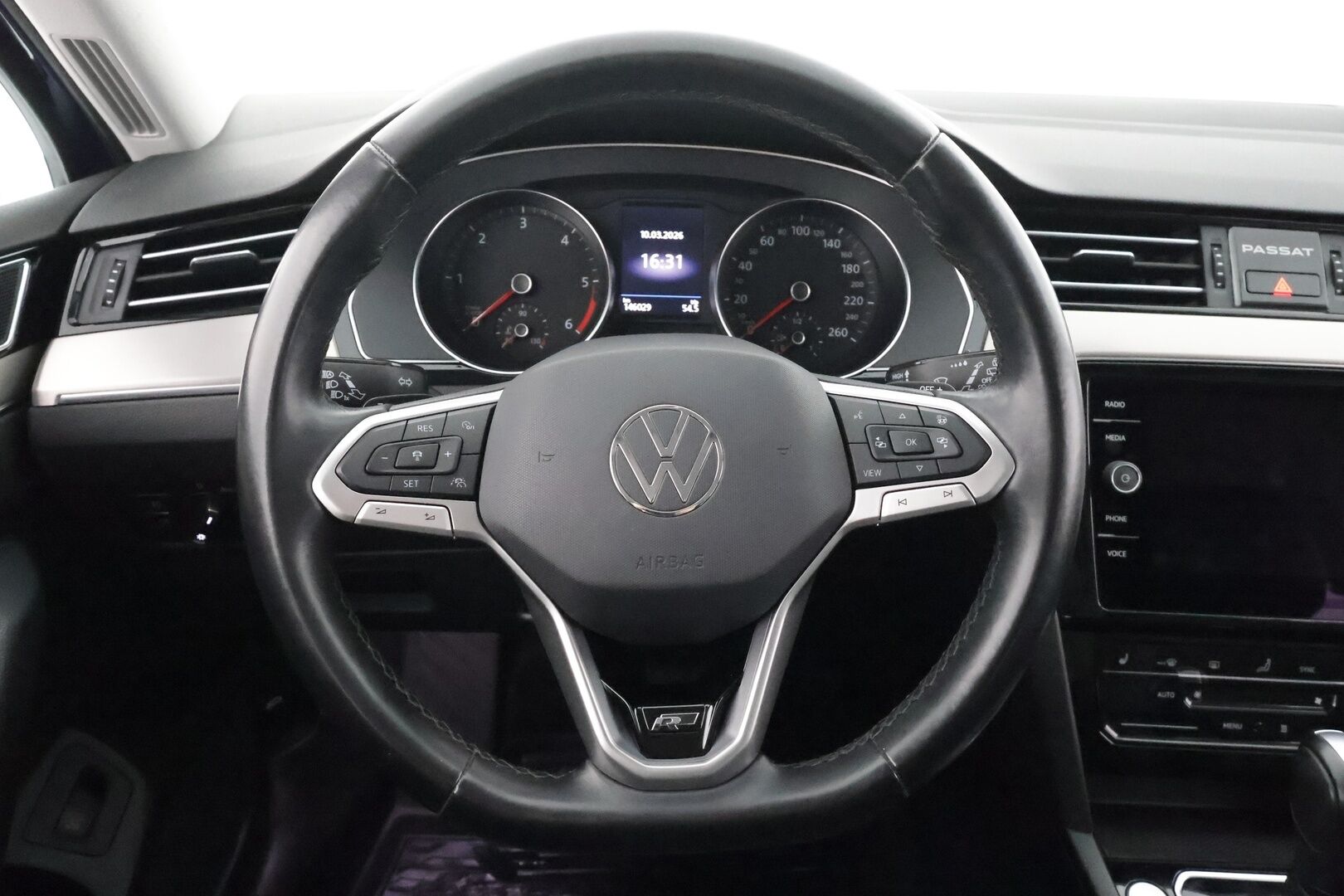 Volkswagen Passat 2022 Variant R-Line Business 2,0 TDI EVO SCR 110 kW DSG * ACC / IQ-Light / Webasto / Koukku / P.Kamera / Ergo comfort penkki / Apple&Android / Keyless * - 1.Om Suomi-auto / Kahdet Renkaat