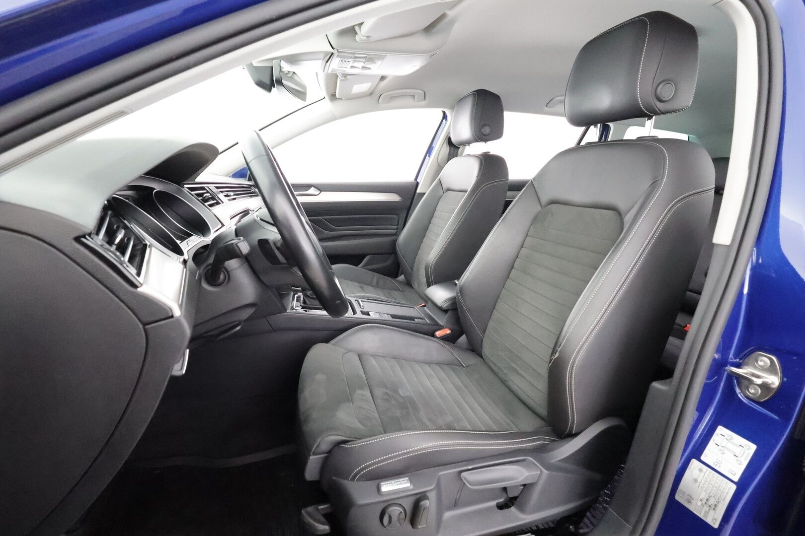 Volkswagen Passat 2022 Variant R-Line Business 2,0 TDI EVO SCR 110 kW DSG * ACC / IQ-Light / Webasto / Koukku / P.Kamera / Ergo comfort penkki / Apple&Android / Keyless * - 1.Om Suomi-auto / Kahdet Renkaat