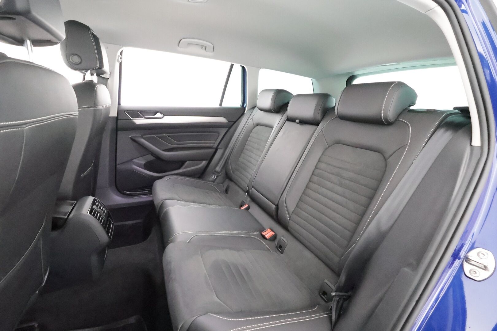 Volkswagen Passat 2022 Variant R-Line Business 2,0 TDI EVO SCR 110 kW DSG * ACC / IQ-Light / Webasto / Koukku / P.Kamera / Ergo comfort penkki / Apple&Android / Keyless * - 1.Om Suomi-auto / Kahdet Renkaat - HULLUT AVAJAISHULINAT KORKOTARJOUS 3,29 %