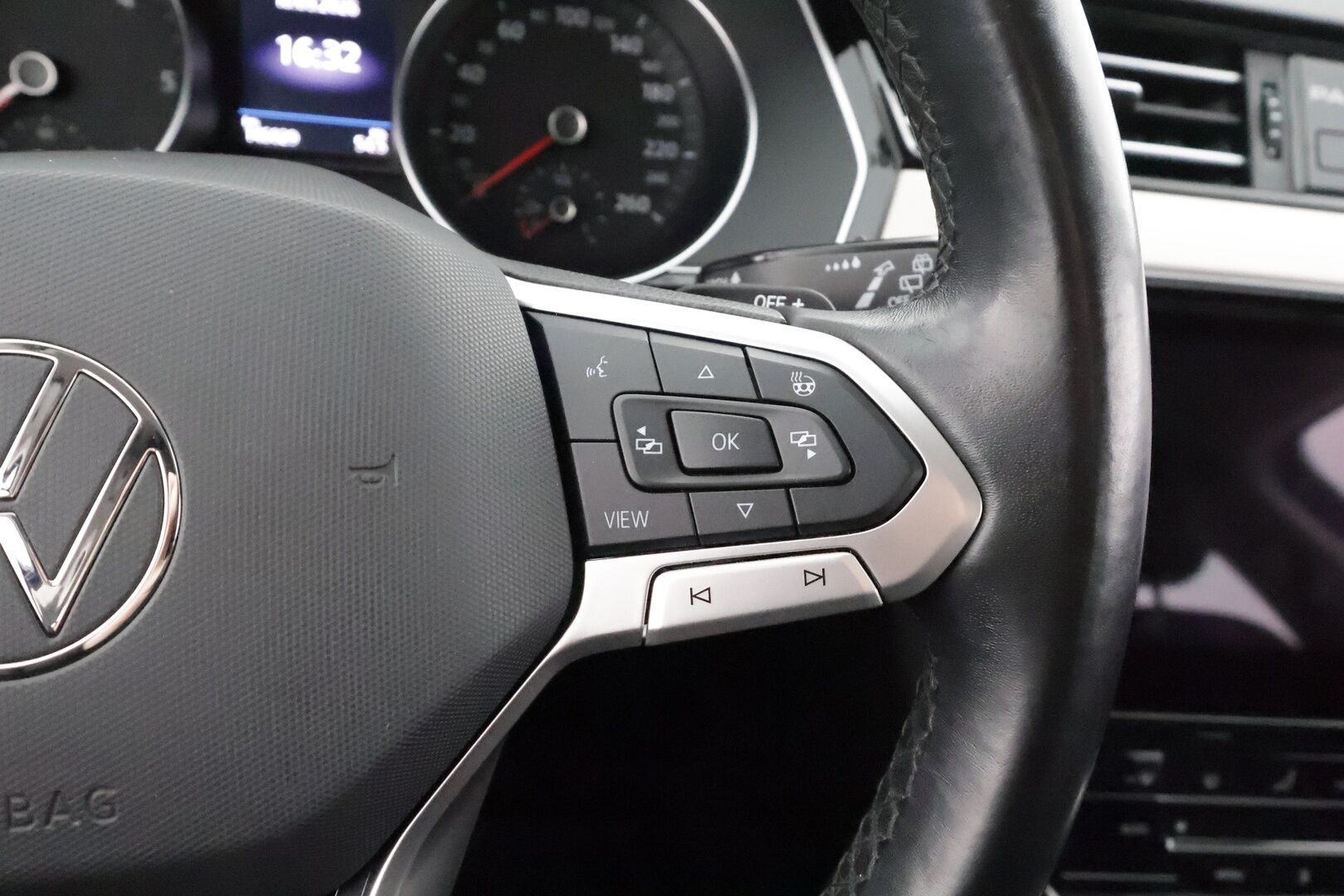 Volkswagen Passat 2022 Variant R-Line Business 2,0 TDI EVO SCR 110 kW DSG * ACC / IQ-Light / Webasto / Koukku / P.Kamera / Ergo comfort penkki / Apple&Android / Keyless * - 1.Om Suomi-auto / Kahdet Renkaat