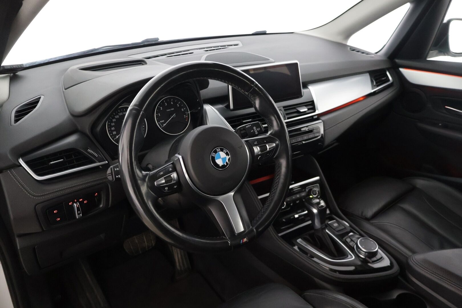 BMW 225 2016 F45 Active Tourer 225xe A Sport Sport Line * ACC / P. kamera / HiFi / HUD / Xenon / Sähkökontti * - Kahdet renkaat alumiinivanteilla!