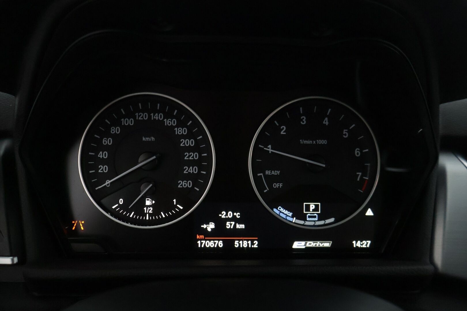 BMW 225 2016 F45 Active Tourer 225xe A Sport Sport Line * ACC / P. kamera / HiFi / HUD / Xenon / Sähkökontti * - Kahdet renkaat alumiinivanteilla!