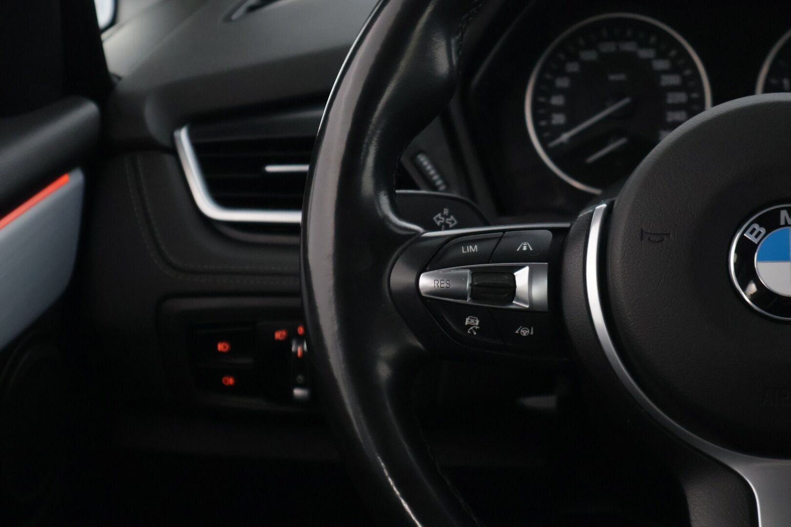 BMW 225 2016 F45 Active Tourer 225xe A Sport Sport Line * ACC / P. kamera / HiFi / HUD / Xenon / Sähkökontti * - Kahdet renkaat alumiinivanteilla!