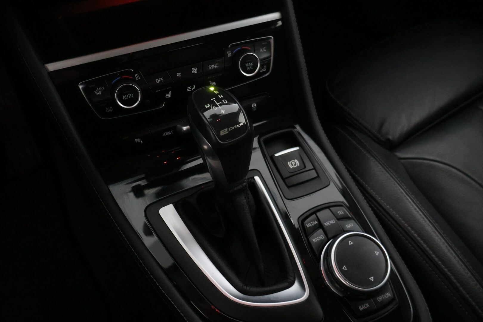 BMW 225 2016 F45 Active Tourer 225xe A Sport Sport Line * ACC / P. kamera / HiFi / HUD / Xenon / Sähkökontti * - Kahdet renkaat alumiinivanteilla!