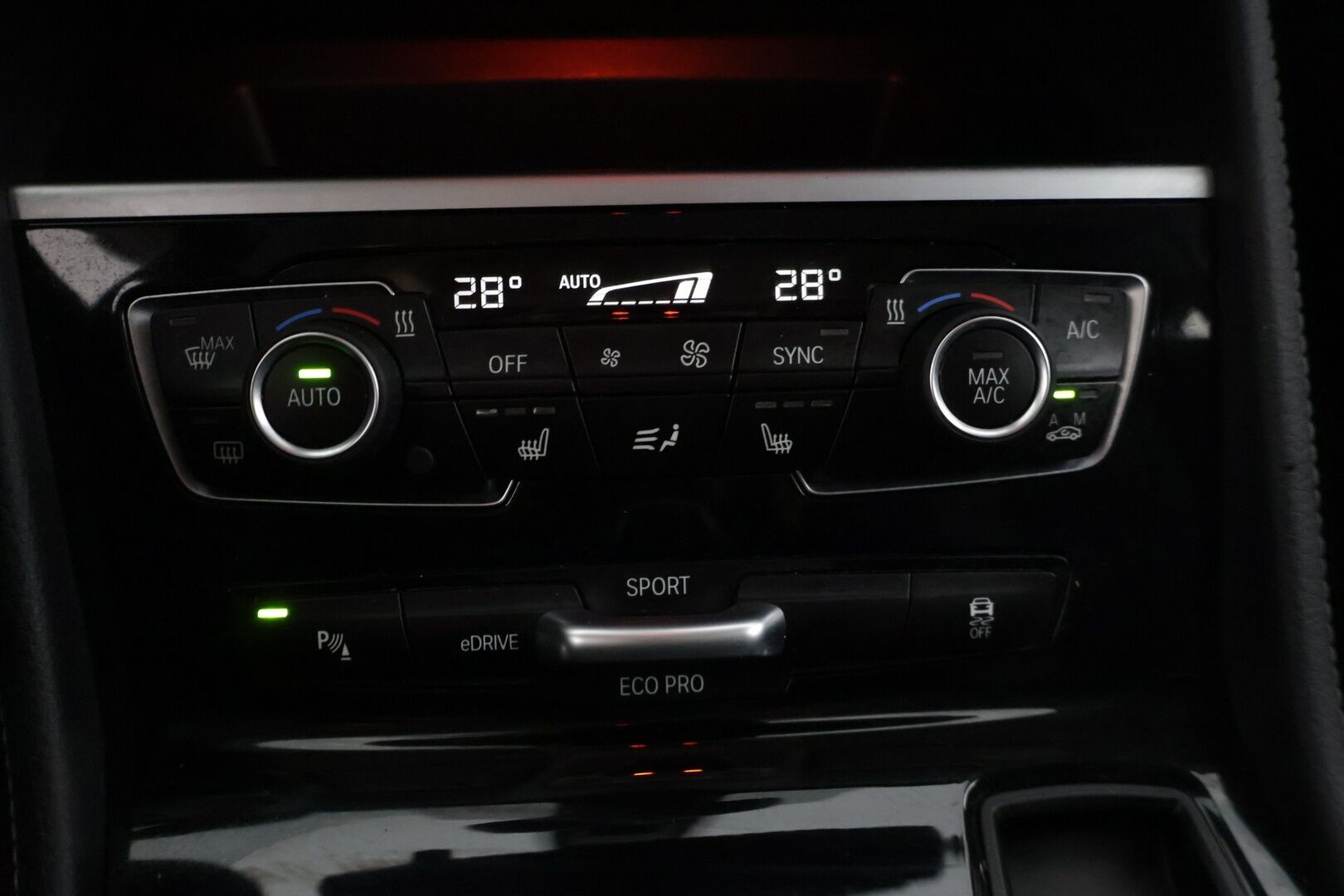 BMW 225 2016 F45 Active Tourer 225xe A Sport Sport Line * ACC / P. kamera / HiFi / HUD / Xenon / Sähkökontti * - Kahdet renkaat alumiinivanteilla!