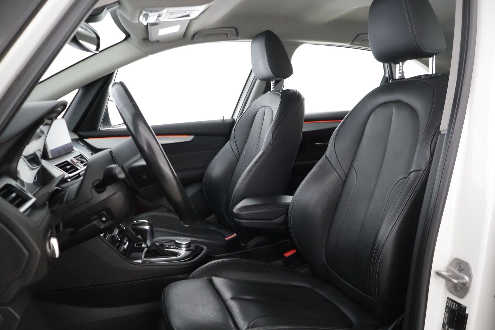 BMW 225 2016 F45 Active Tourer 225xe A Sport Sport Line * ACC / P. kamera / HiFi / HUD / Xenon / Sähkökontti * - Kahdet renkaat alumiinivanteilla!