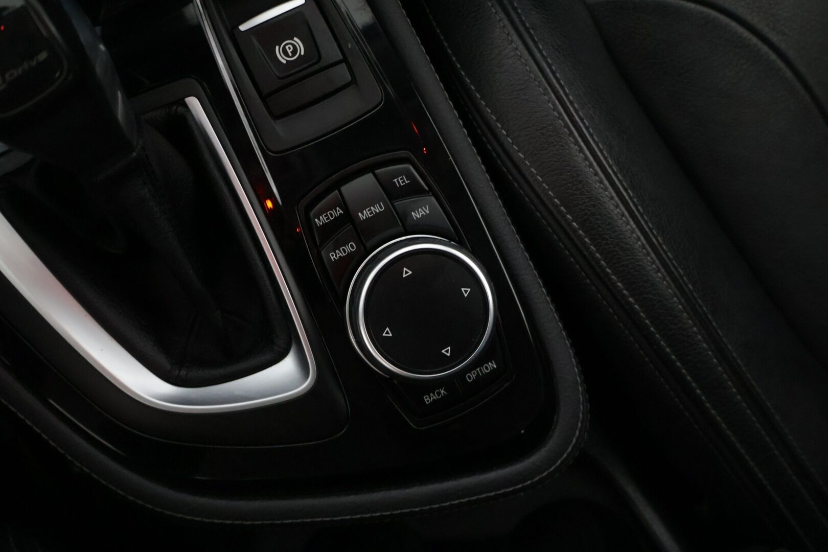 BMW 225 2016 F45 Active Tourer 225xe A Sport Sport Line * ACC / P. kamera / HiFi / HUD / Xenon / Sähkökontti * - Kahdet renkaat alumiinivanteilla!