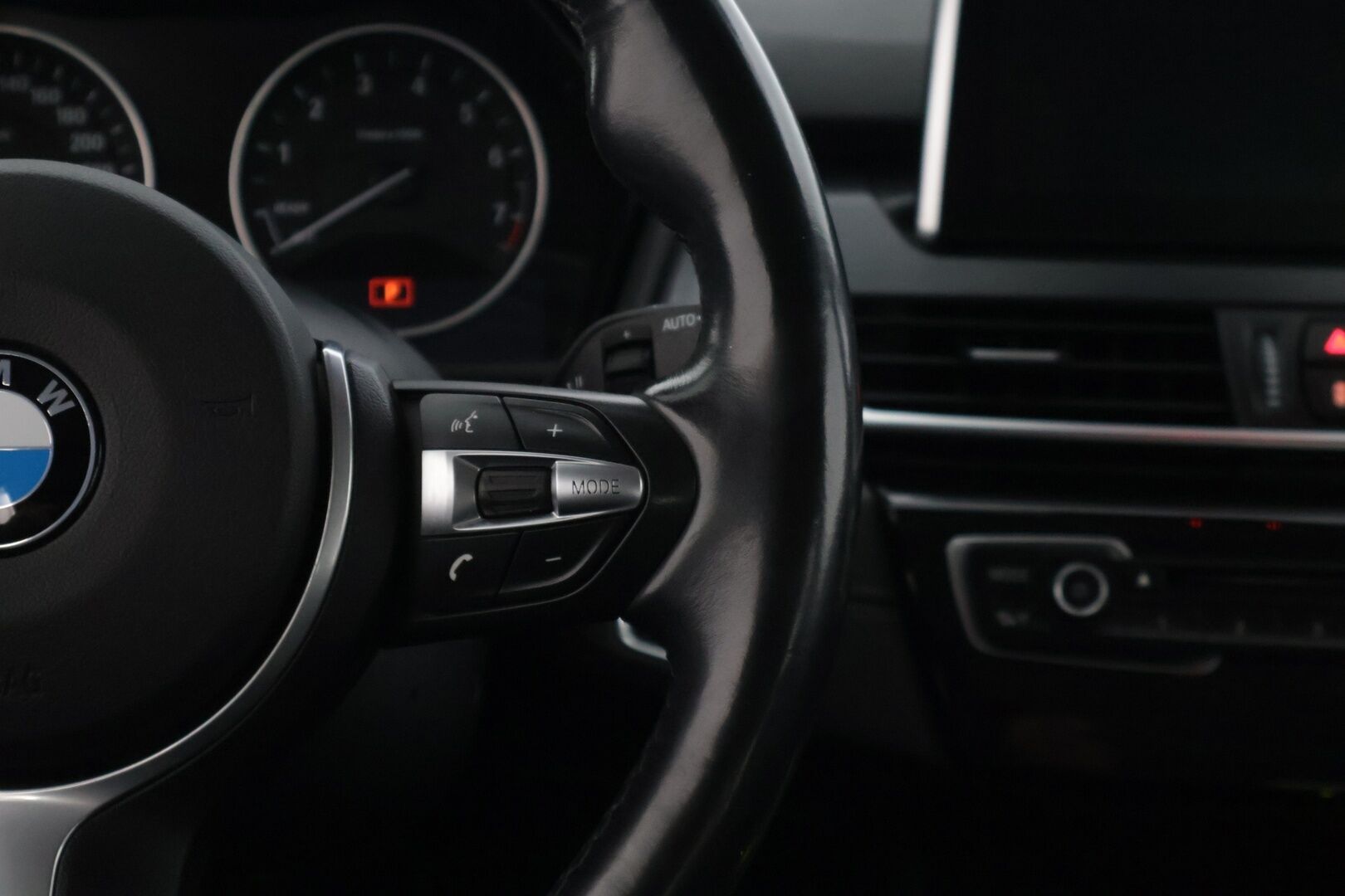 BMW 225 2016 F45 Active Tourer 225xe A Sport Sport Line * ACC / P. kamera / HiFi / HUD / Xenon / Sähkökontti * - Kahdet renkaat alumiinivanteilla!