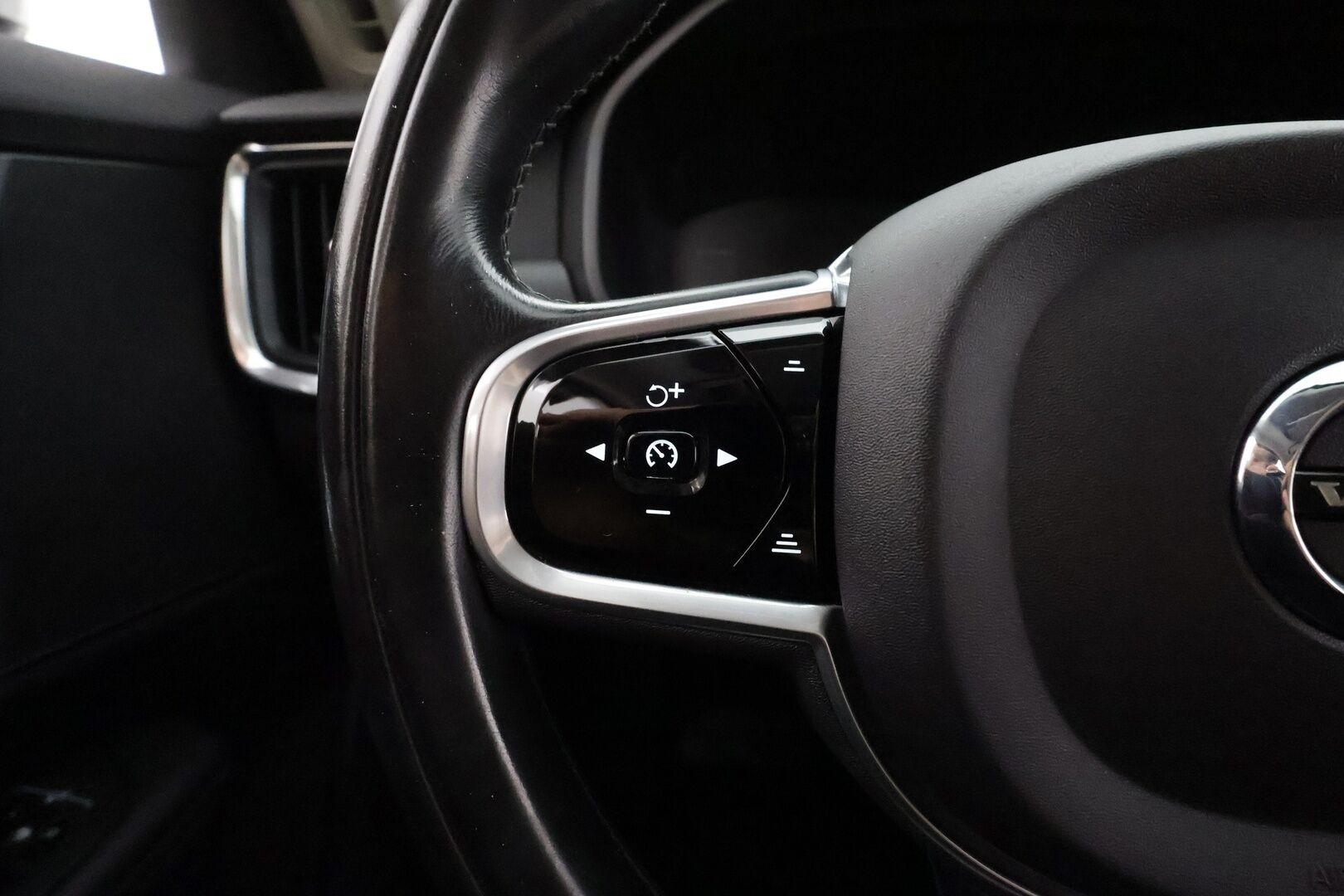 Volvo V90 2017 D3 Business aut * Webasto / Adapt.Vakkari / Vetokoukku / LED / Kaistavahti / Peruutustutkat / Upea! - Kahdet renkaat aluvanteilla / High Perfomance Audio! 