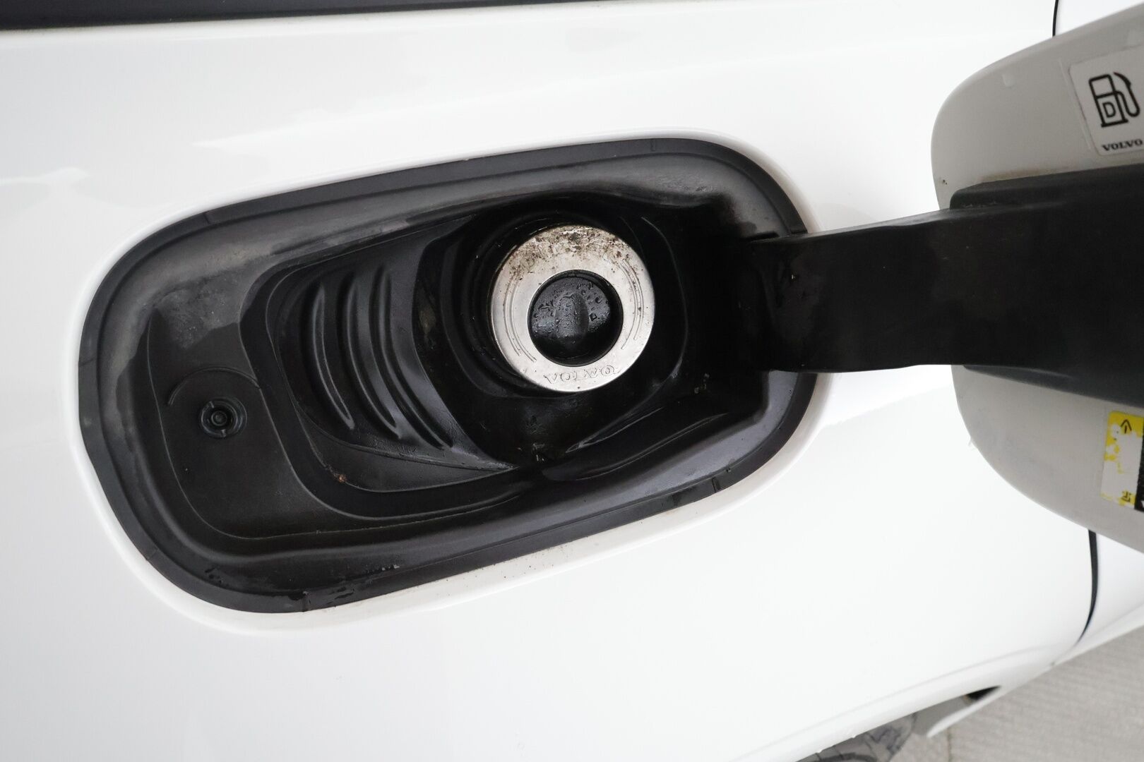 Volvo V90 2017 D3 Business aut * ACC / P.tutkat / Webasto / Koukku / Navi / LED / Kaistavahti * - Kahdet renkaat aluvanteilla