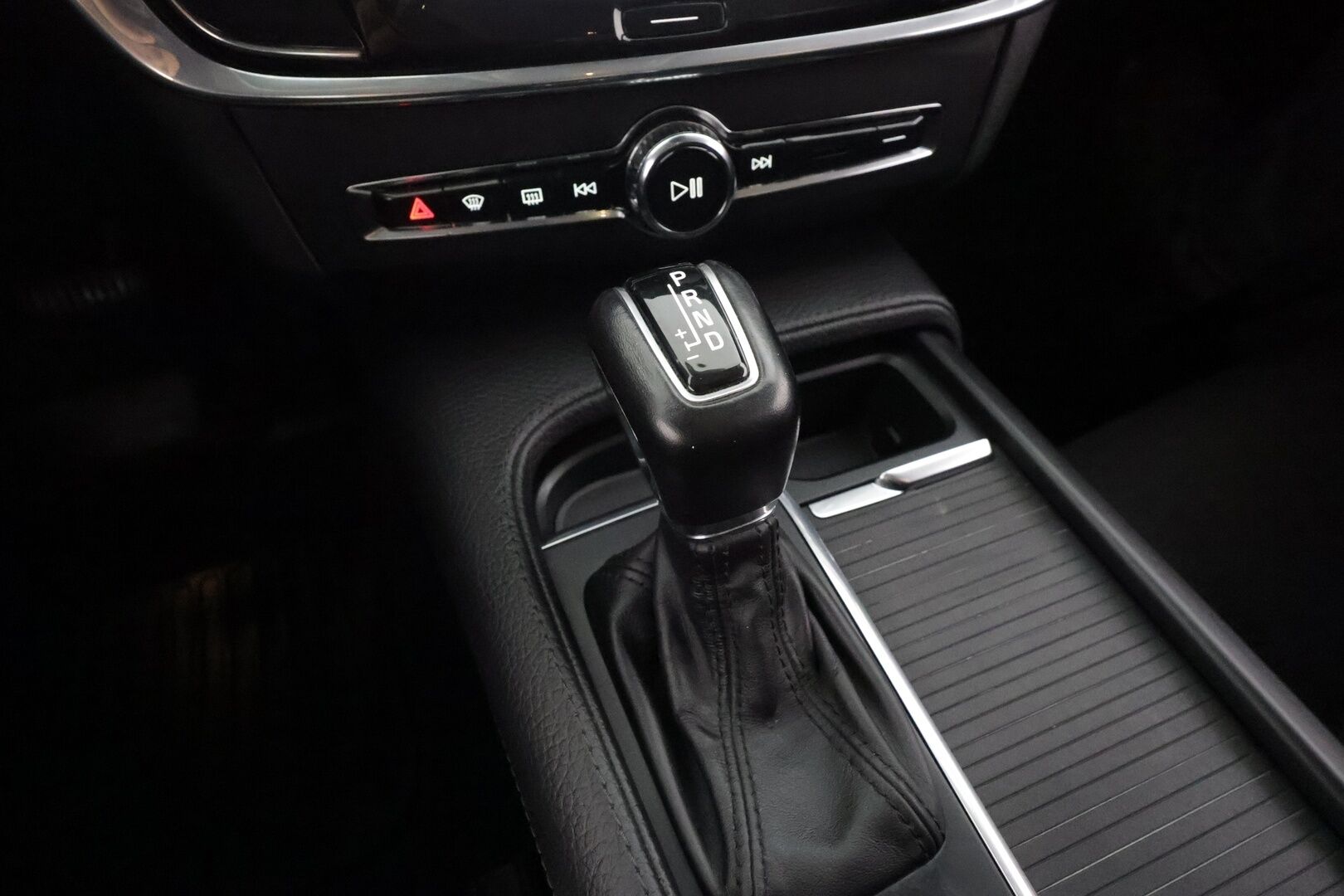 Volvo V90 2017 D3 Business aut * Webasto / Adapt.Vakkari / Vetokoukku / LED / Kaistavahti / Peruutustutkat / Upea! - Kahdet renkaat aluvanteilla / High Perfomance Audio! 