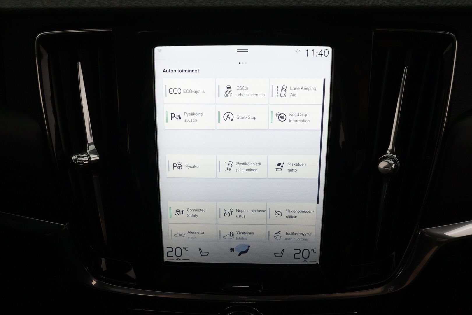 Volvo V90 2017 D3 Business aut * Webasto / Adapt.Vakkari / Vetokoukku / LED / Kaistavahti / Peruutustutkat / Upea! - Kahdet renkaat aluvanteilla / High Perfomance Audio! 