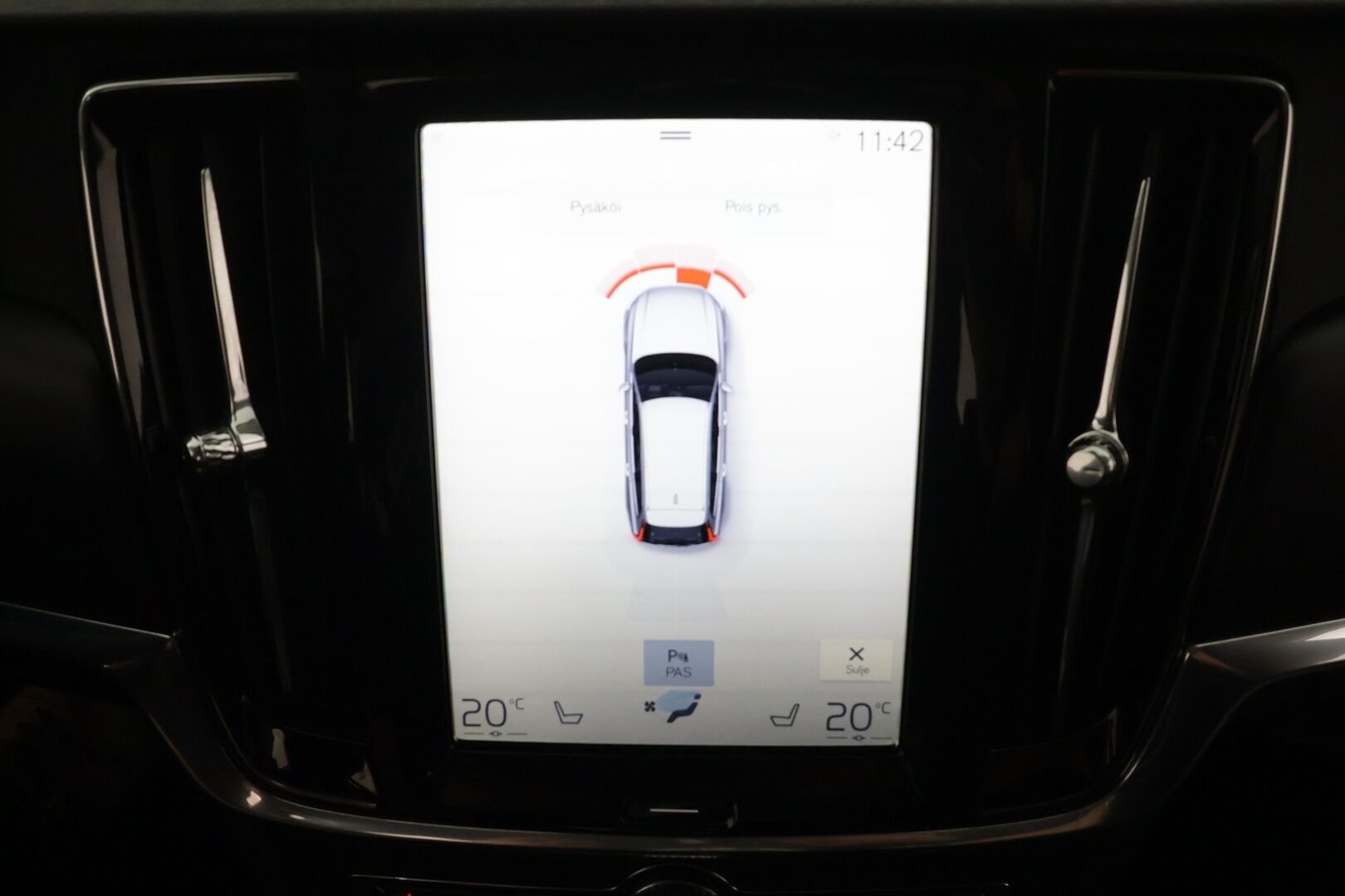 Volvo V90 2017 D3 Business aut * Webasto / Adapt.Vakkari / Vetokoukku / LED / Kaistavahti / Peruutustutkat / Upea! - Kahdet renkaat aluvanteilla / High Perfomance Audio! 