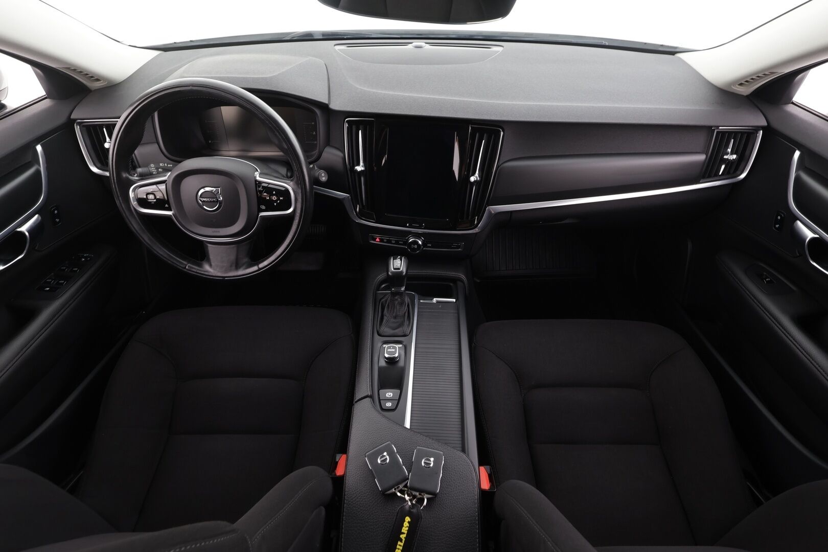 Volvo V90 2017 D3 Business aut * ACC / P.tutkat / Webasto / Koukku / Navi / LED / Kaistavahti * - Kahdet renkaat aluvanteilla