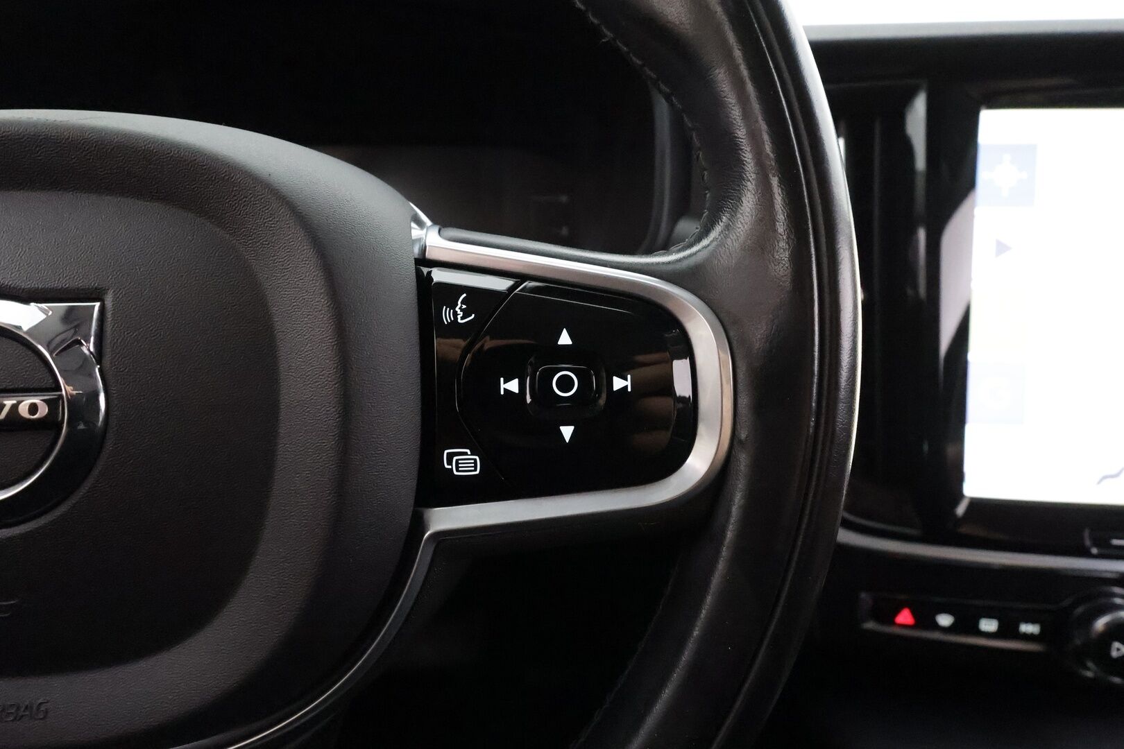 Volvo V90 2017 D3 Business aut * Webasto / Adapt.Vakkari / Vetokoukku / LED / Kaistavahti / Peruutustutkat / Upea! - Kahdet renkaat aluvanteilla / High Perfomance Audio! 