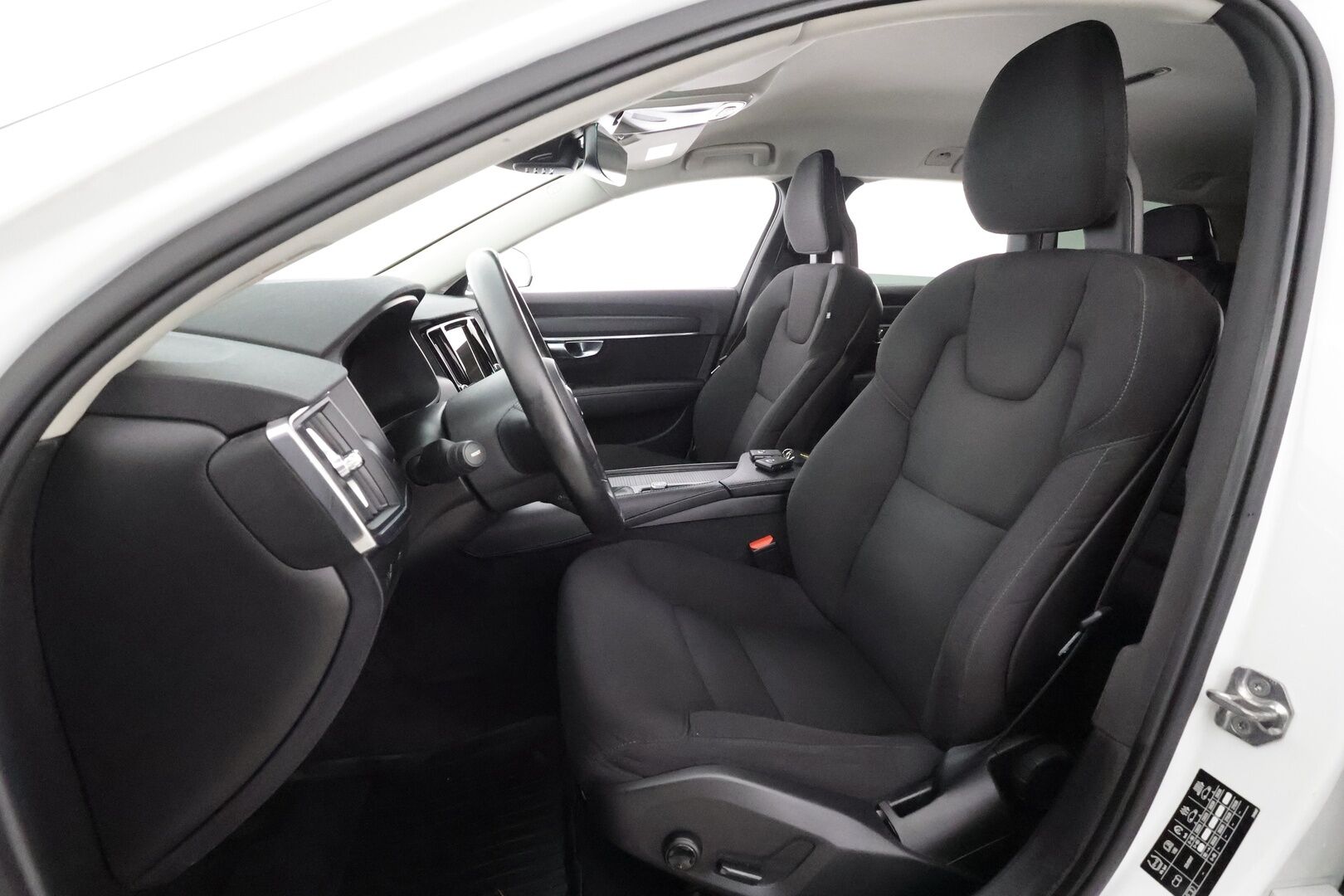 Volvo V90 2017 D3 Business aut * ACC / P.tutkat / Webasto / Koukku / Navi / LED / Kaistavahti * - Kahdet renkaat aluvanteilla