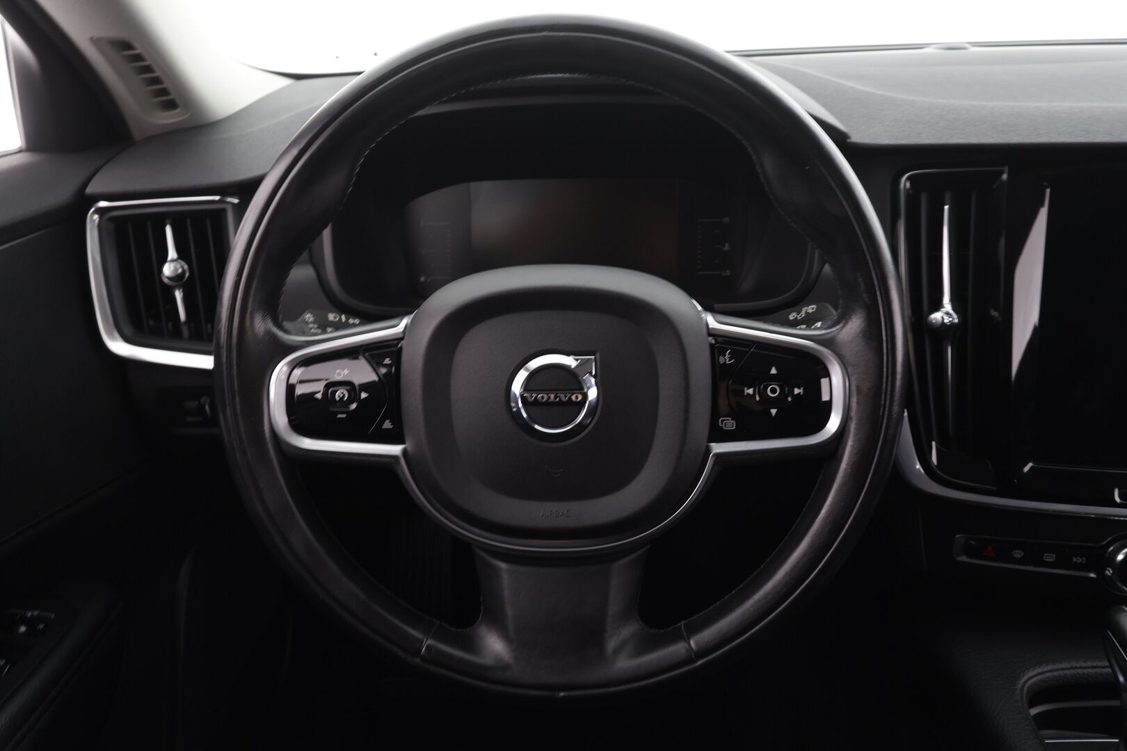 Volvo V90 2017 D3 Business aut * ACC / P.tutkat / Webasto / Koukku / Navi / LED / Kaistavahti * - Kahdet renkaat aluvanteilla