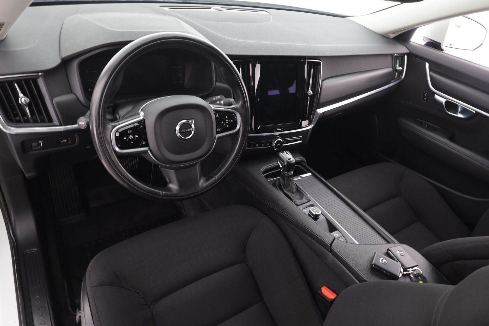 Volvo V90 2017 D3 Business aut * Webasto / Adapt.Vakkari / Vetokoukku / LED / Kaistavahti / Peruutustutkat / Upea! - Kahdet renkaat aluvanteilla / High Perfomance Audio! 