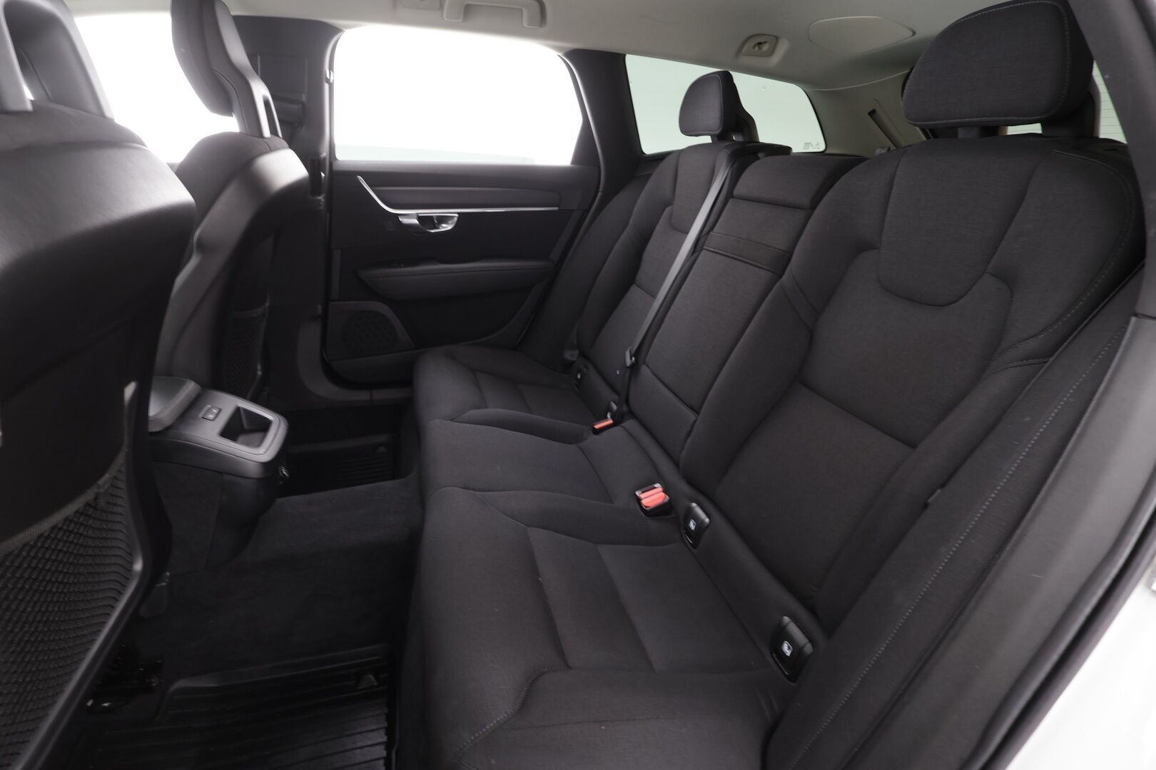 Volvo V90 2017 D3 Business aut * ACC / P.tutkat / Webasto / Koukku / Navi / LED / Kaistavahti * - Kahdet renkaat aluvanteilla