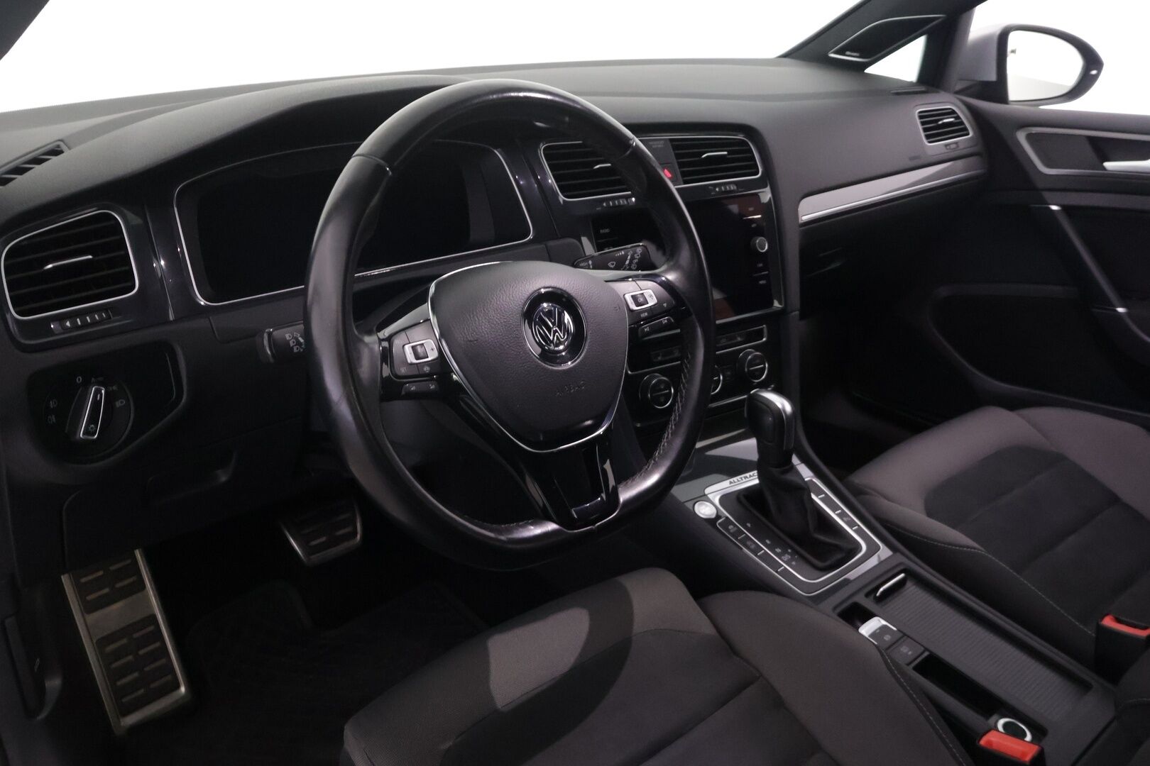Volkswagen Golf 2020 Variant Alltrack Limited 2,0 TDI SCR 135 kW (184 hv) 4MOTION DSG-automaatti - 2. Om Suomi-Auto | Vetokoukku | Webasto | DynaAudio | Hieronta | KeylessGo | Huollettu 10/2026! - KORKO VAIN 3,99 %