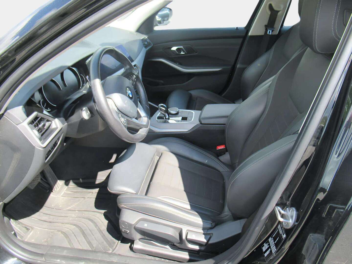 BMW 318 2020 G21 Touring 318d A Business / 1.Om Suomi-auto / Sporttipenkit / Vakkari / Pysäköintitutkat