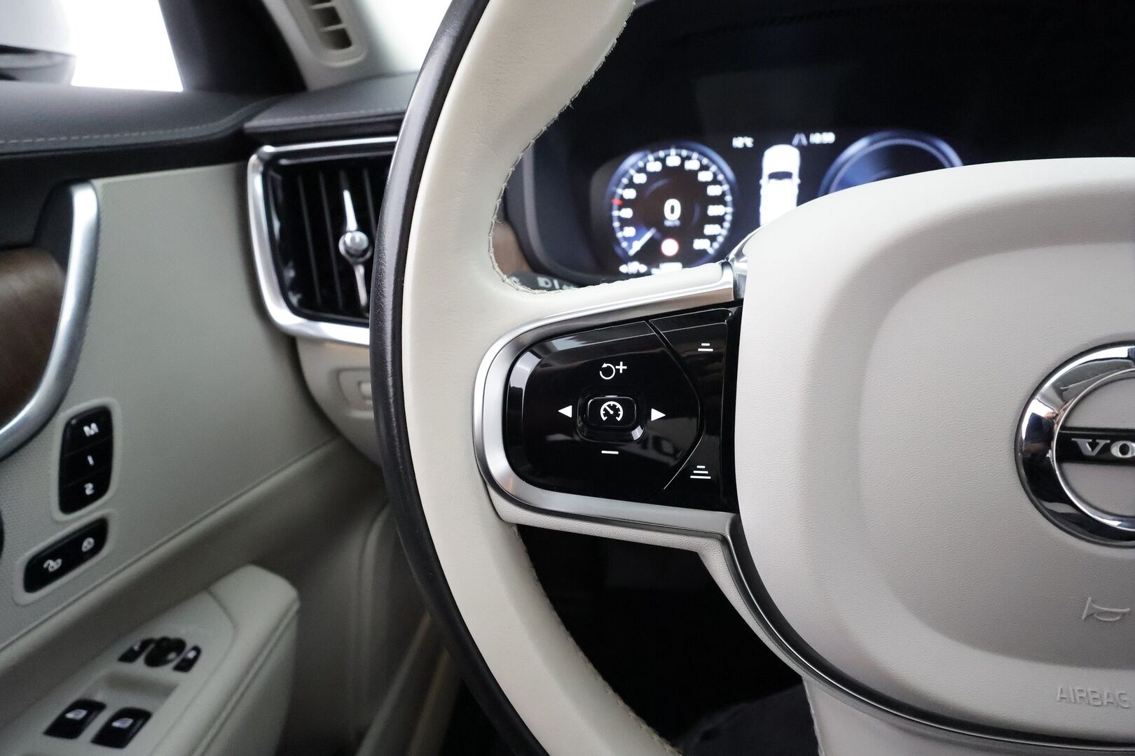 Volvo V90 2021 T6 TwE AWD Inscription aut * ACC / P.kamera / LED / Navi / Muistipenkit / Webasto / Vaaleat nahat / BLIS * - 1.Om Suomi-auto / Akku kuntotarkastettu / Kahdet renkaat aluvanteilla / Merkkihuollettu