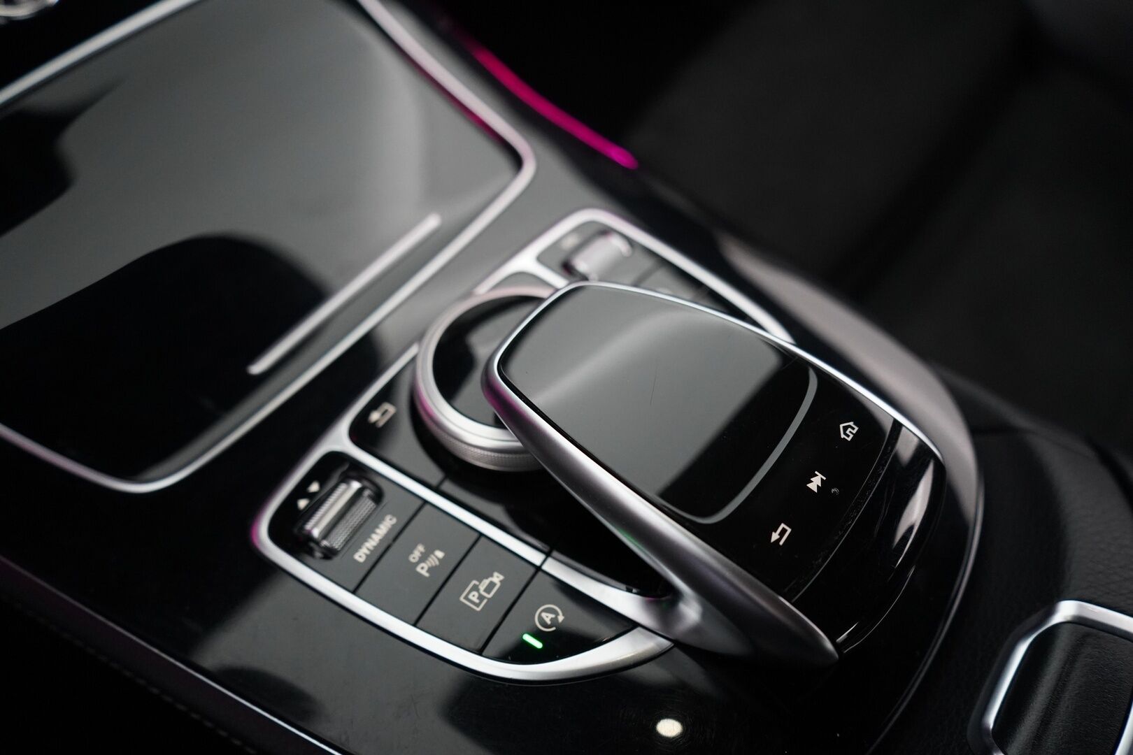 Mercedes-Benz E 2017 220d T A Premium Business AMG *LED-High Performance / P.Kamera / Sporttipenkit / Navi / Apple&Android / Lohko* - Kahdet renkaat alumiinivantein / Juuri katsastettu / Särmät huollot