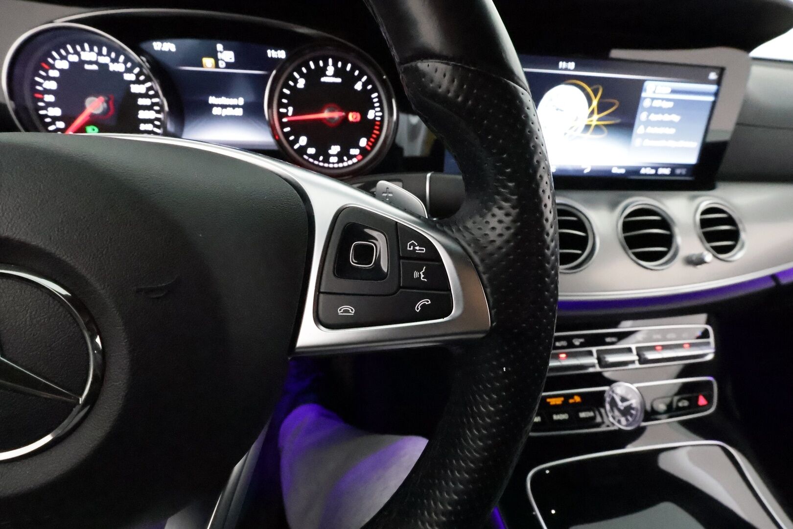 Mercedes-Benz E 2017 220d T A Premium Business AMG **Lohkolämmitin / LED-High Performance / P.Kamera / Sporttipenkit / Navi / Apple&Android** - Kahdet renkaat alumiinivantein