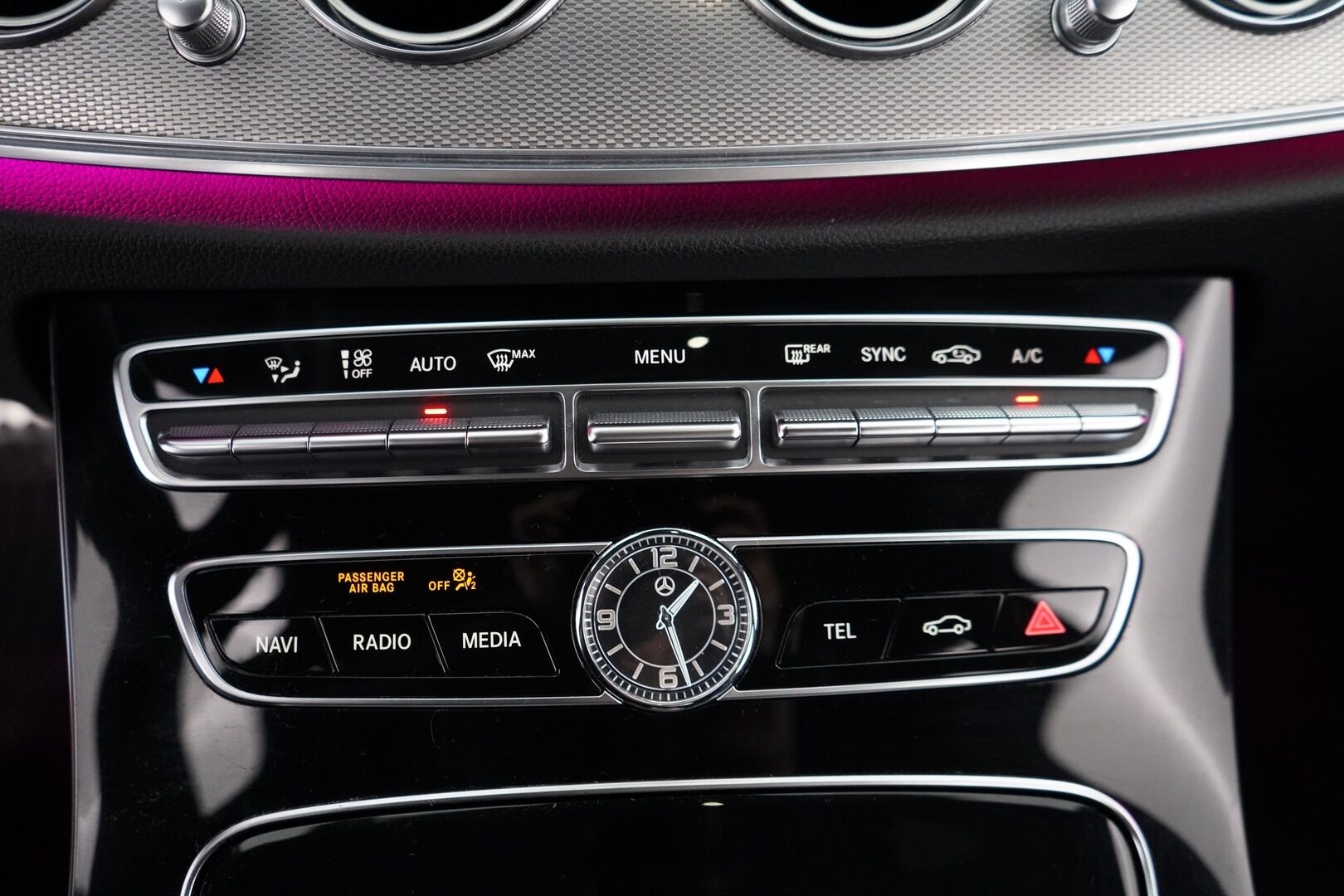 Mercedes-Benz E 2017 220d T A Premium Business AMG *LED-High Performance / P.Kamera / Sporttipenkit / Navi / Apple&Android / Lohko* - Kahdet renkaat alumiinivantein / Juuri katsastettu / Särmät huollot