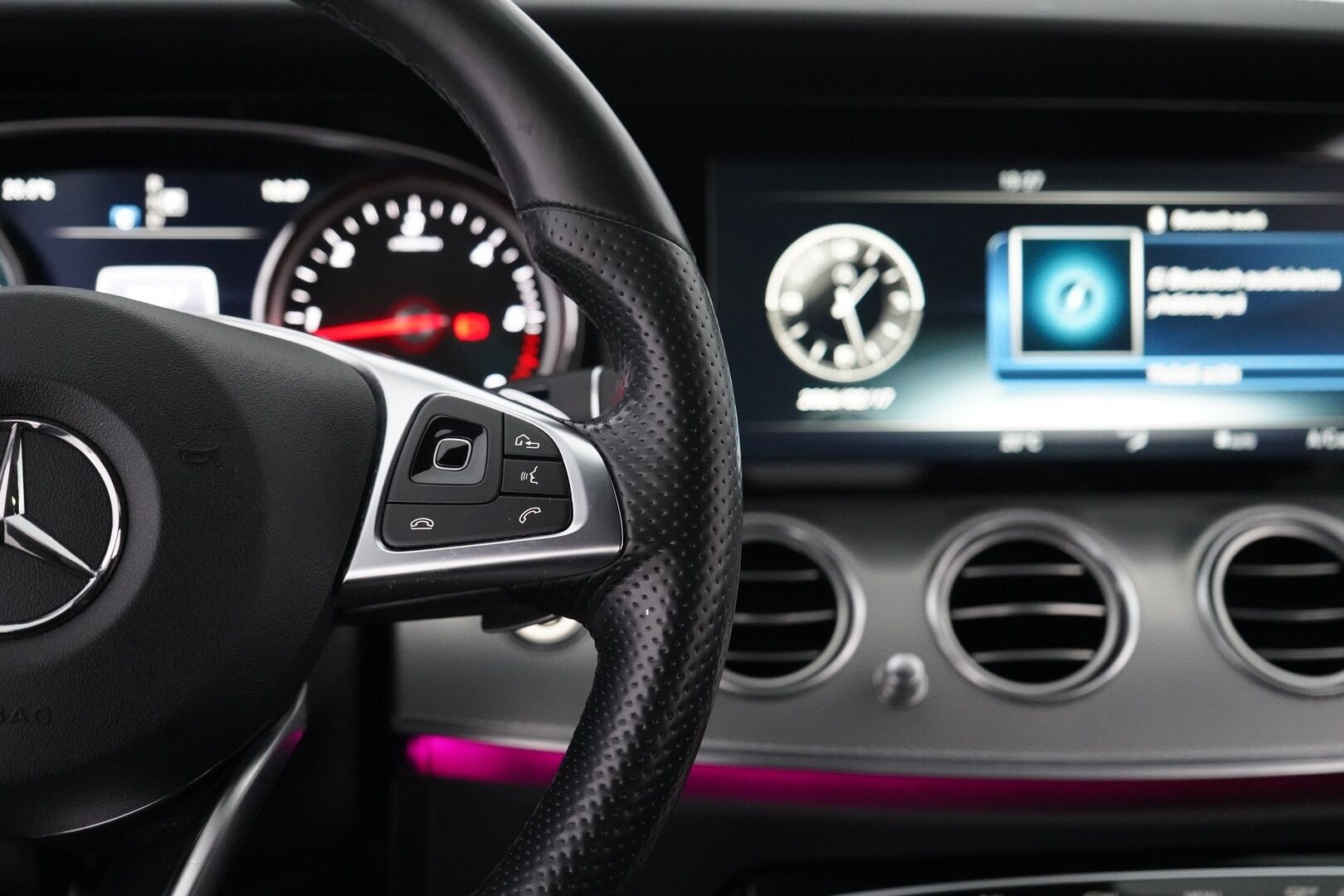 Mercedes-Benz E 2017 220d T A Premium Business AMG *LED-High Performance / P.Kamera / Sporttipenkit / Navi / Apple&Android / Lohko* - Kahdet renkaat alumiinivantein / Juuri katsastettu / Särmät huollot