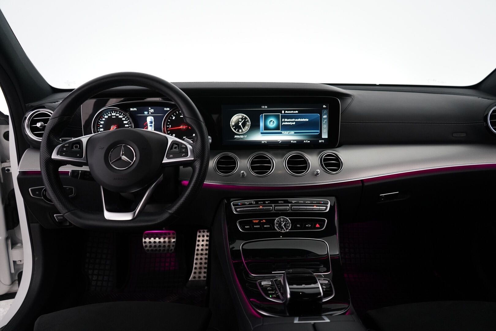 Mercedes-Benz E 2017 220d T A Premium Business AMG *LED-High Performance / P.Kamera / Sporttipenkit / Navi / Apple&Android / Lohko* - Kahdet renkaat alumiinivantein / Juuri katsastettu / Särmät huollot