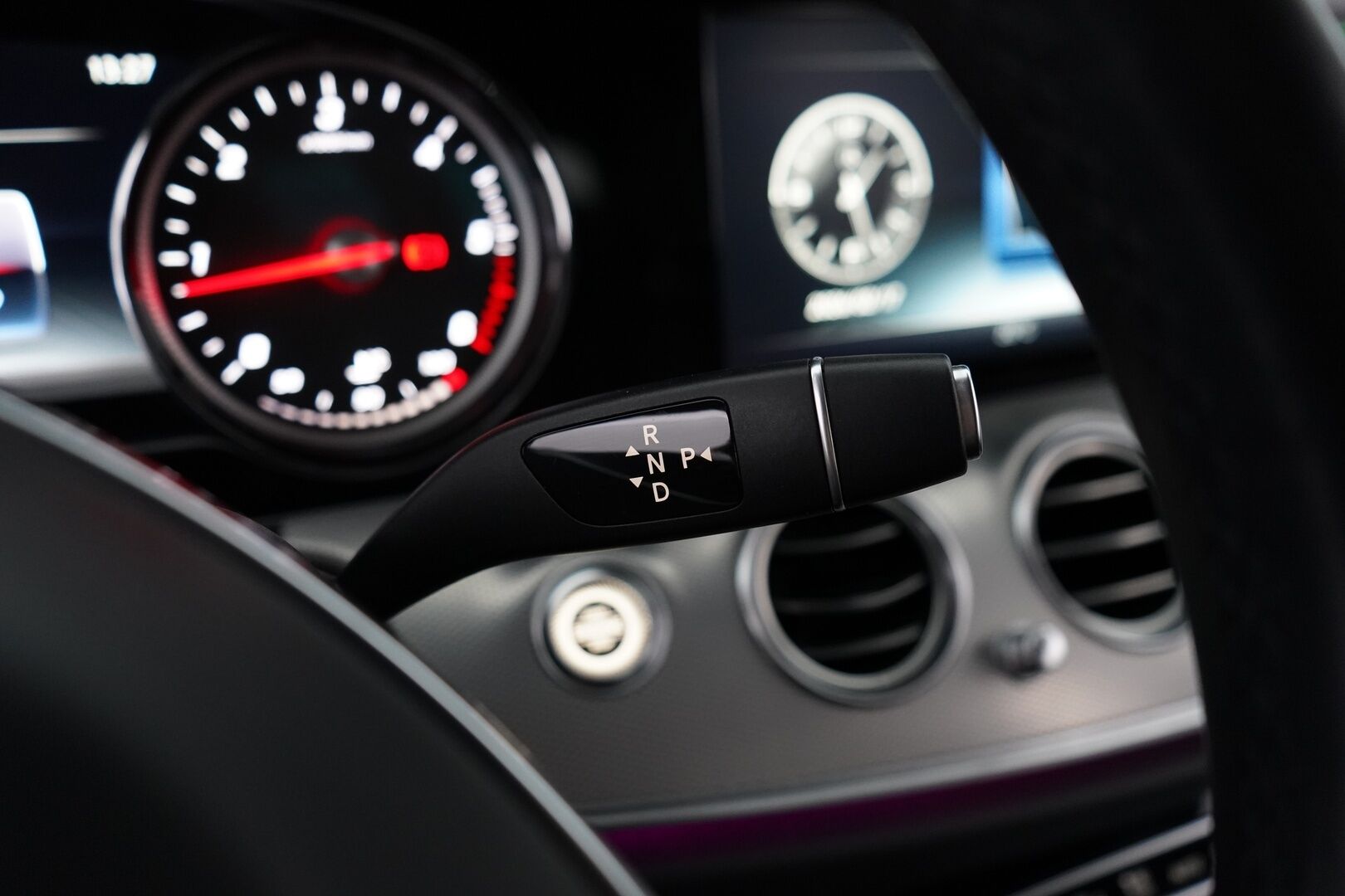 Mercedes-Benz E 2017 220d T A Premium Business AMG *LED-High Performance / P.Kamera / Sporttipenkit / Navi / Apple&Android / Lohko* - Kahdet renkaat alumiinivantein / Juuri katsastettu / Särmät huollot