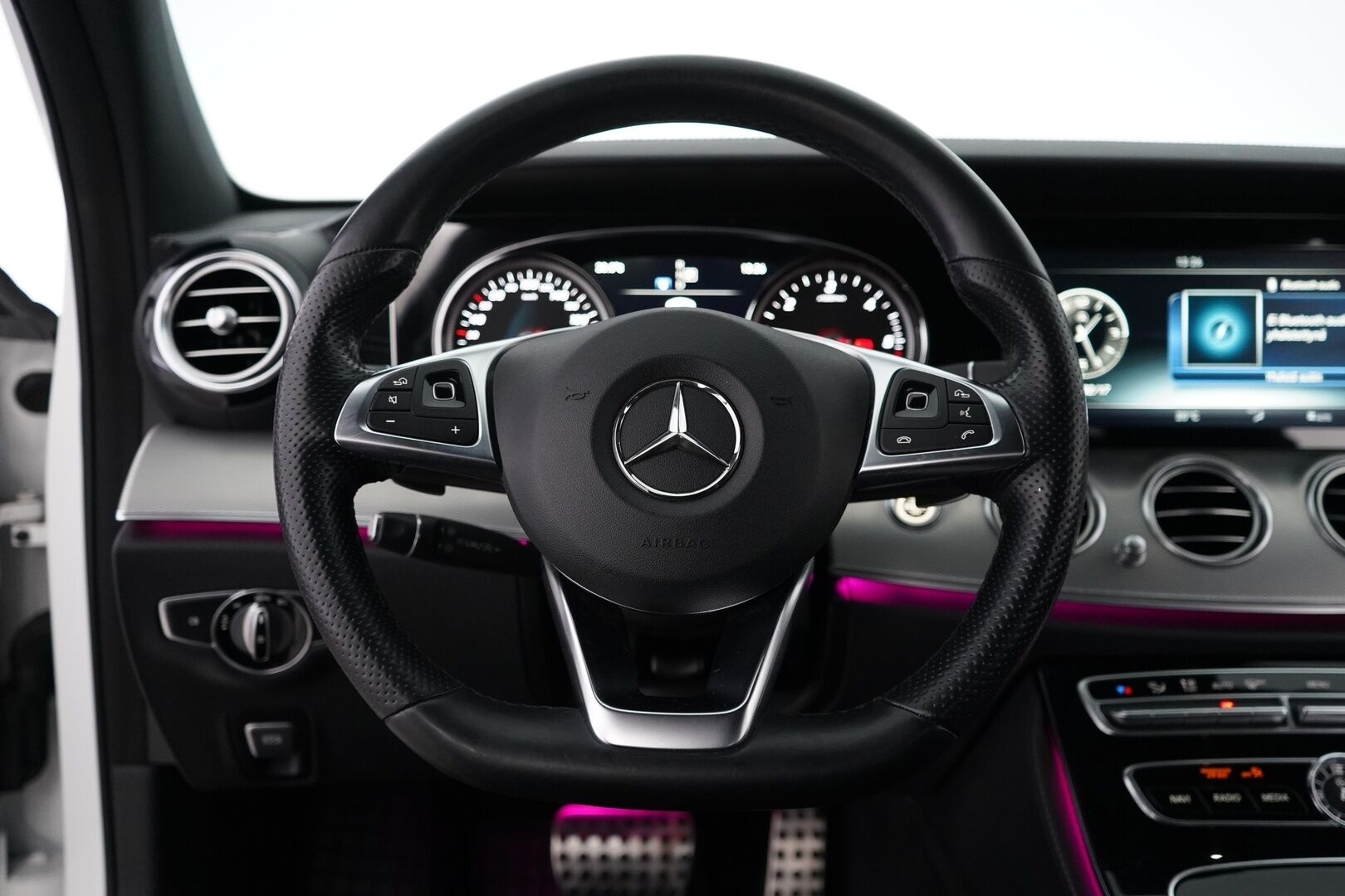 Mercedes-Benz E 2017 220d T A Premium Business AMG *LED-High Performance / P.Kamera / Sporttipenkit / Navi / Apple&Android / Lohko* - Kahdet renkaat alumiinivantein / Juuri katsastettu / Särmät huollot