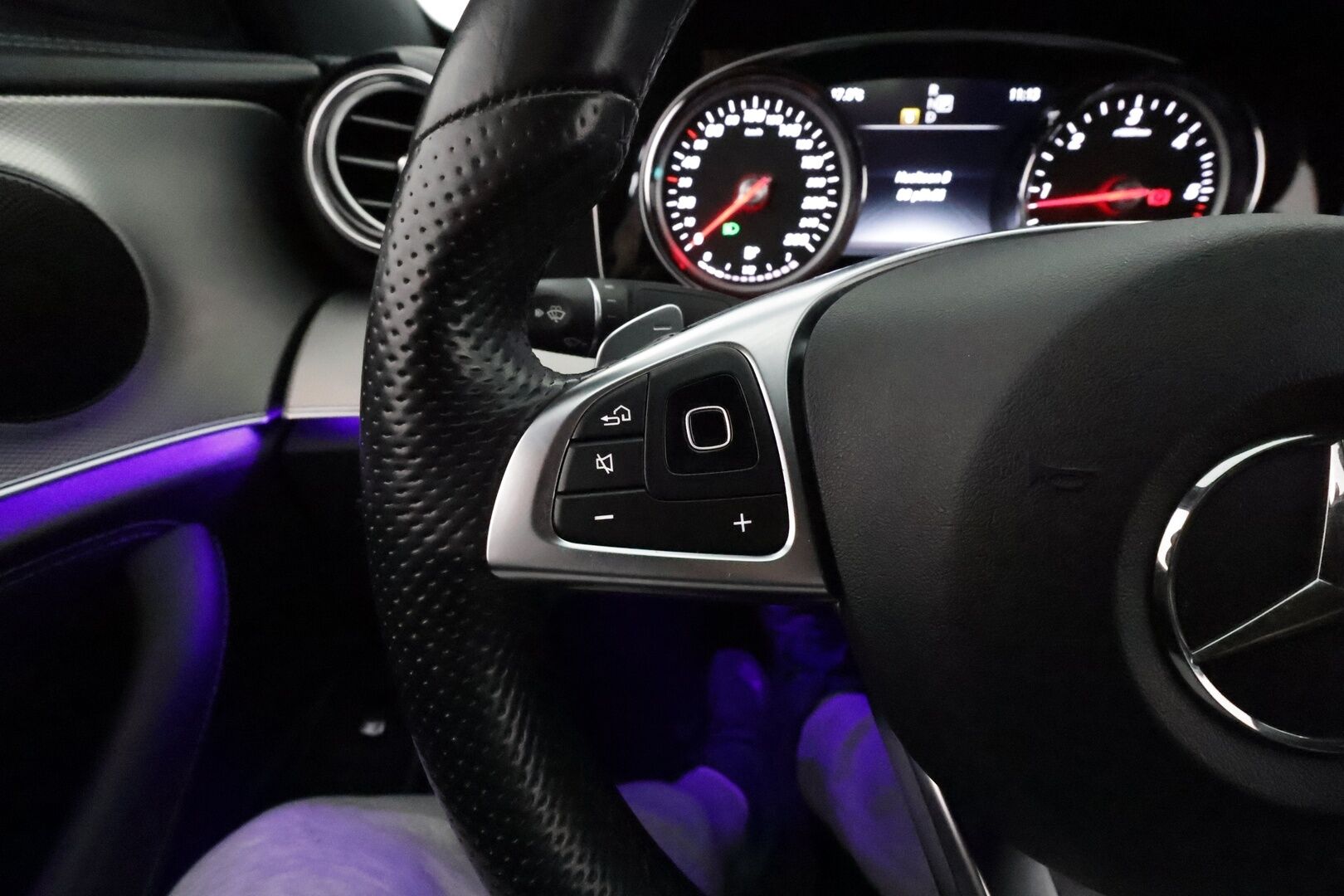 Mercedes-Benz E 2017 220d T A Premium Business AMG **Lohkolämmitin / LED-High Performance / P.Kamera / Sporttipenkit / Navi / Apple&Android** - Kahdet renkaat alumiinivantein