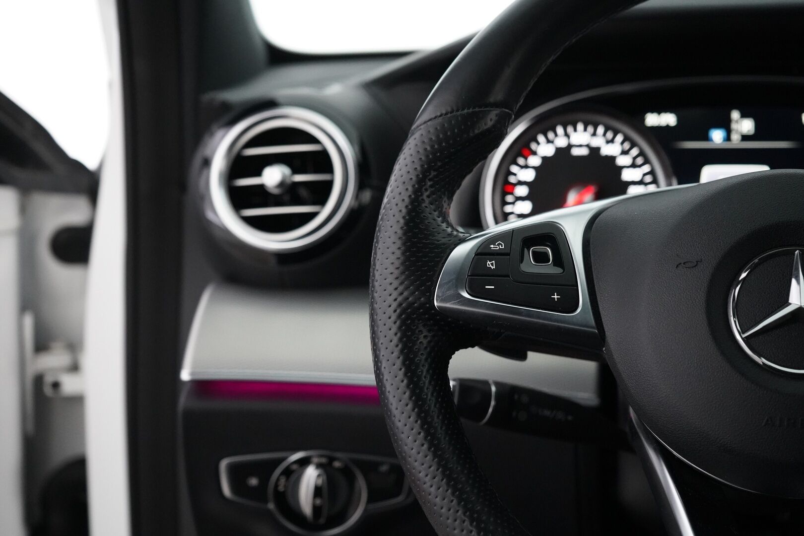 Mercedes-Benz E 2017 220d T A Premium Business AMG *LED-High Performance / P.Kamera / Sporttipenkit / Navi / Apple&Android / Lohko* - Kahdet renkaat alumiinivantein / Juuri katsastettu / Särmät huollot