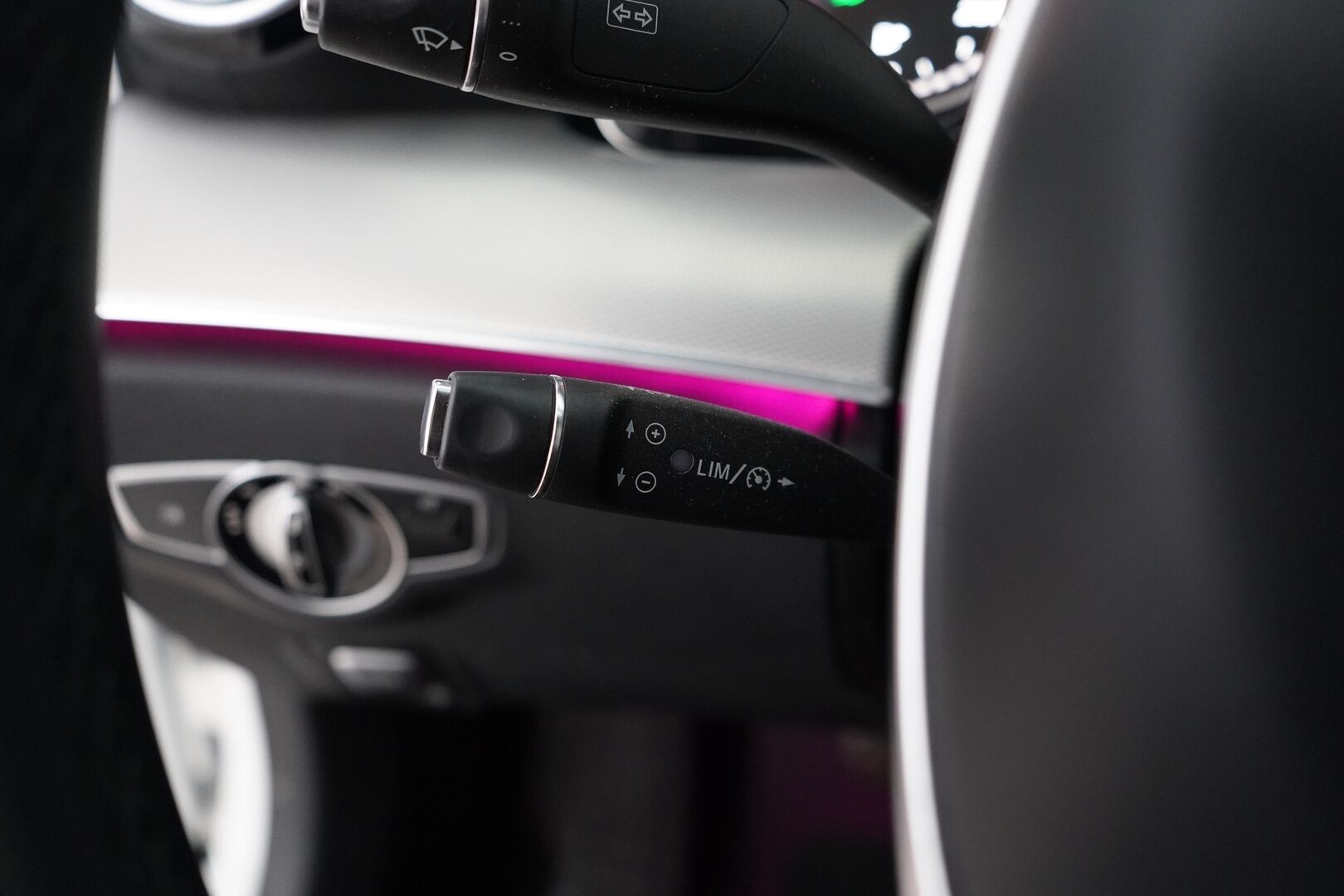 Mercedes-Benz E 2017 220d T A Premium Business AMG *LED-High Performance / P.Kamera / Sporttipenkit / Navi / Apple&Android / Lohko* - Kahdet renkaat alumiinivantein / Juuri katsastettu / Särmät huollot