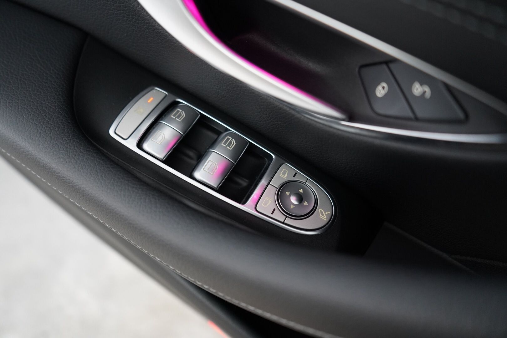 Mercedes-Benz E 2017 220d T A Premium Business AMG *LED-High Performance / P.Kamera / Sporttipenkit / Navi / Apple&Android / Lohko* - Kahdet renkaat alumiinivantein / Juuri katsastettu / Särmät huollot