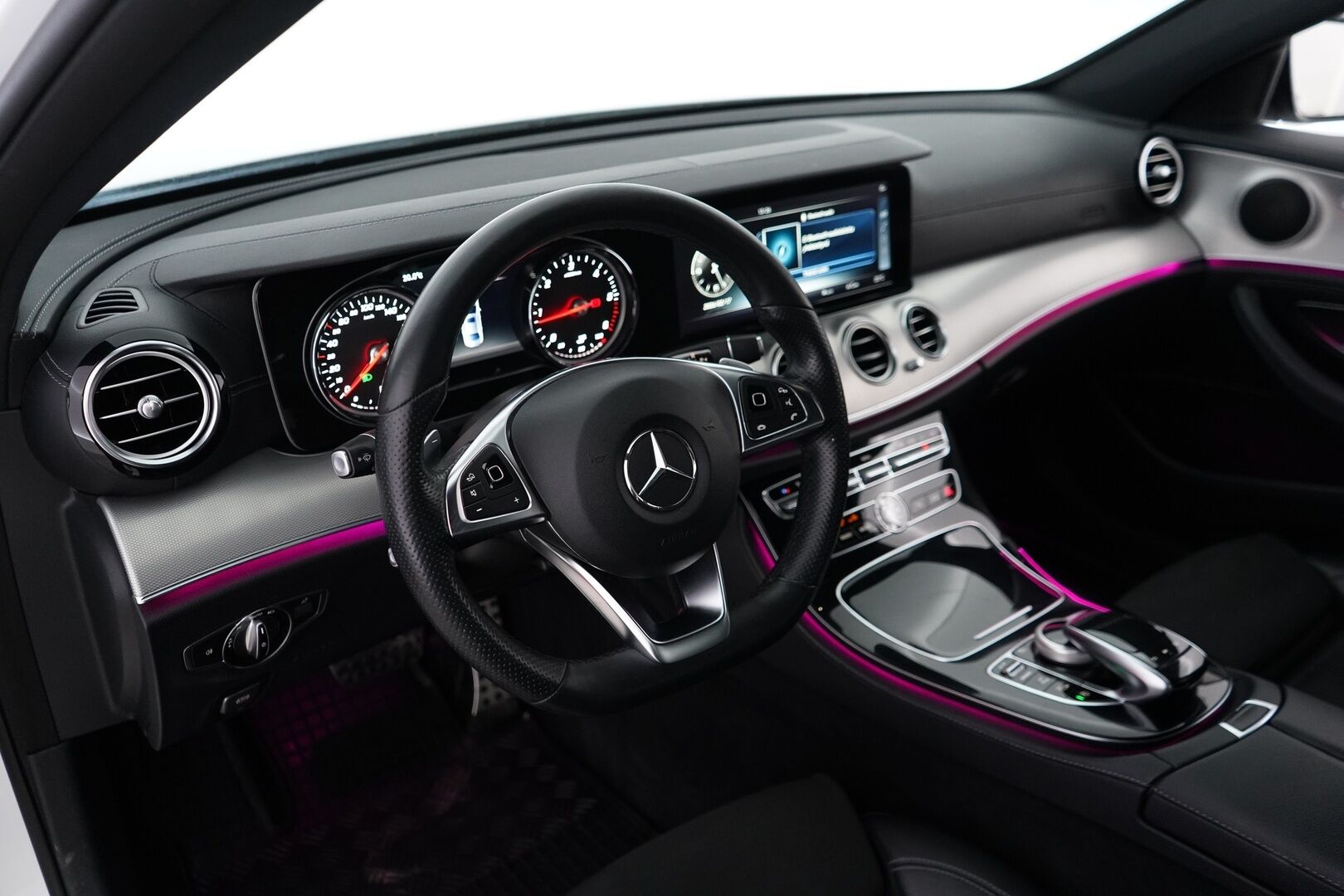 Mercedes-Benz E 2017 220d T A Premium Business AMG *LED-High Performance / P.Kamera / Sporttipenkit / Navi / Apple&Android / Lohko* - Kahdet renkaat alumiinivantein / Juuri katsastettu / Särmät huollot