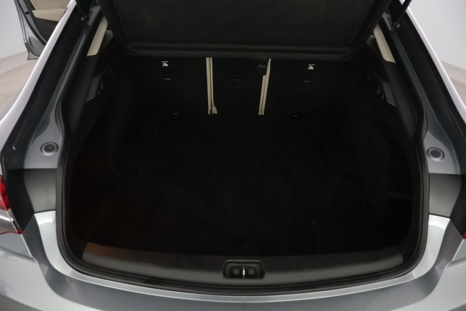 Opel Insignia 2020 Grand Sport Innovation Plus 165 Turbo A ** Webasto / OPC-Line /  AGR / HUD / 360-Kamera / Blis / Ilmastoidut etuistuimet - ** Hyvin huolettu / Kahdet renkaat vanteineen **