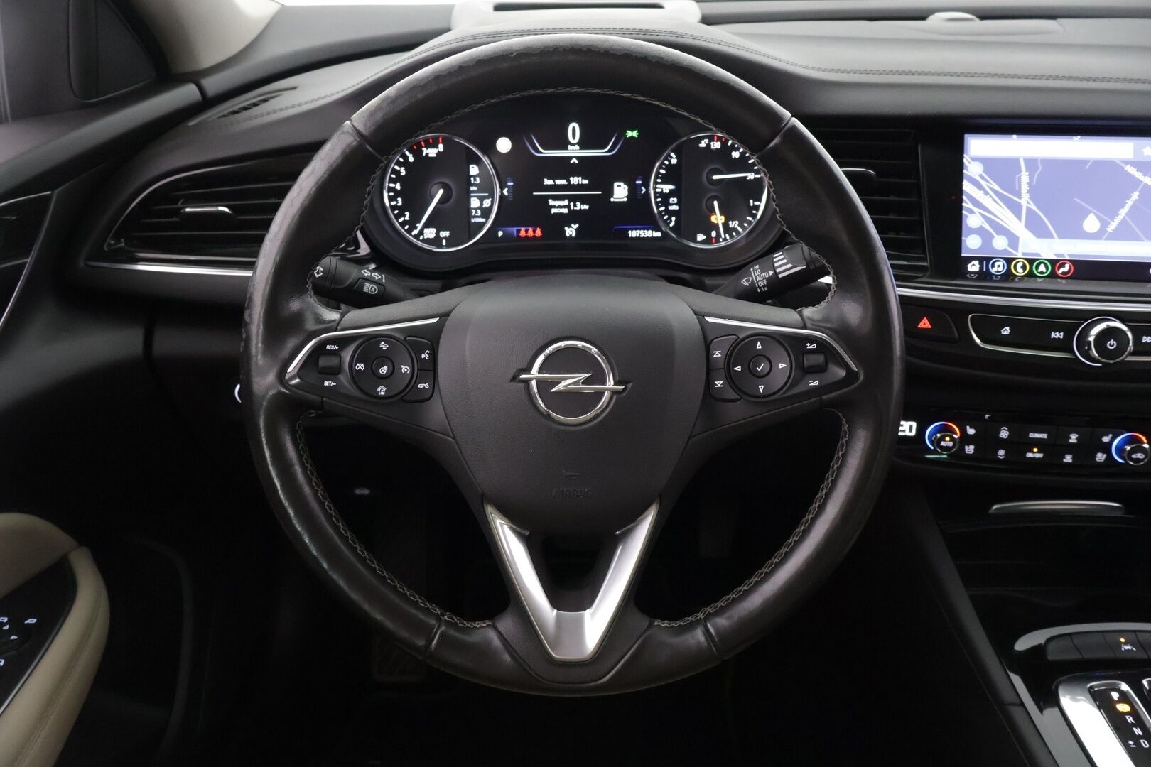 Opel Insignia 2020 Grand Sport Innovation Plus 165 Turbo A ** Webasto / OPC-Line /  AGR / HUD / 360-Kamera / Blis / Ilmastoidut etuistuimet - ** Hyvin huolettu / Kahdet renkaat vanteineen **