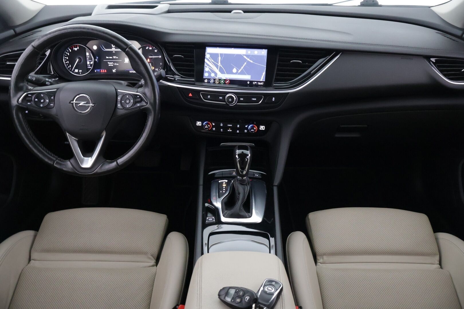 Opel Insignia 2020 Grand Sport Innovation Plus 165 Turbo A ** Webasto / OPC-Line /  AGR / HUD / 360-Kamera / Blis / Ilmastoidut etuistuimet - ** Hyvin huolettu / Kahdet renkaat vanteineen **