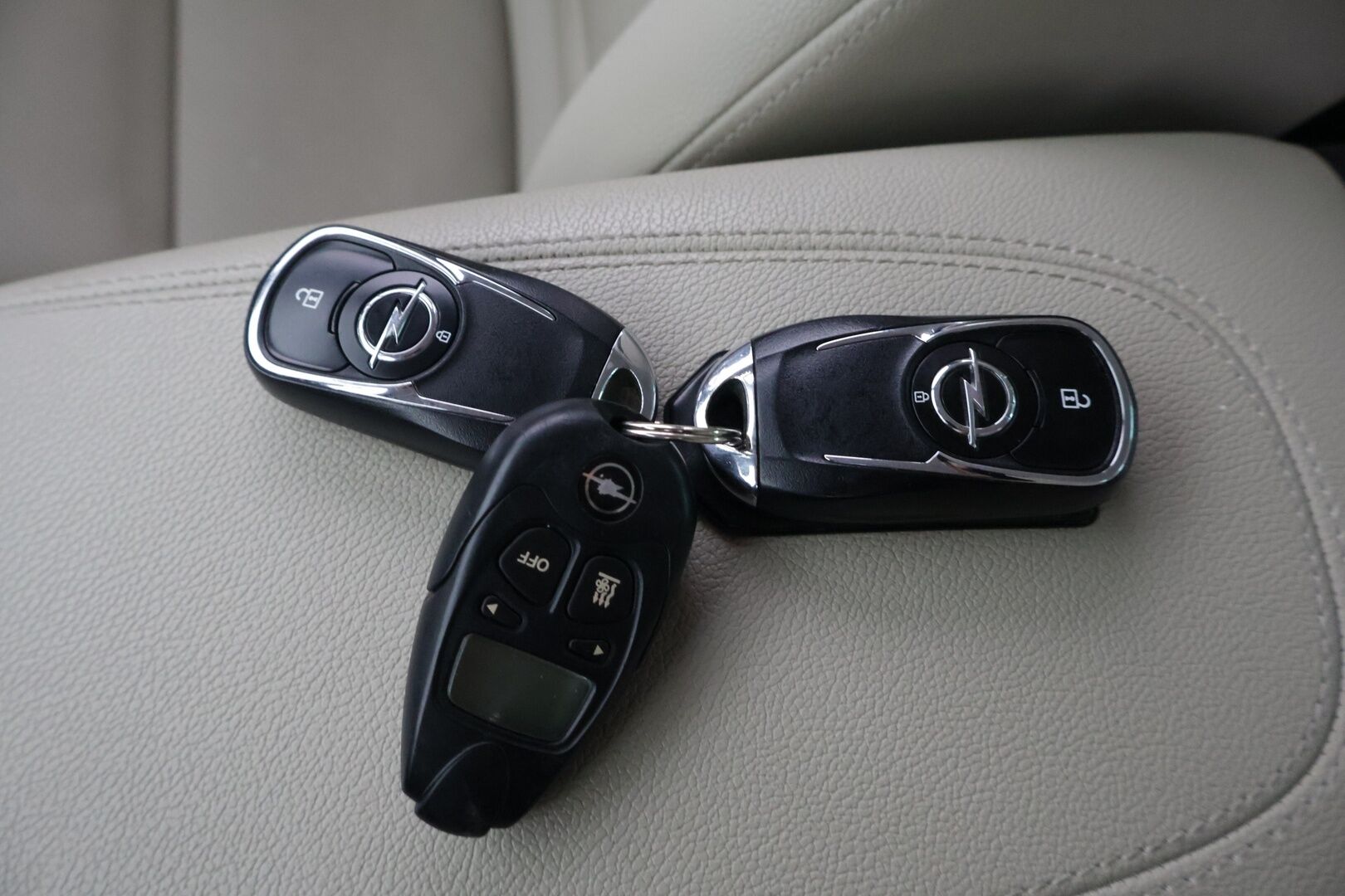 Opel Insignia 2020 Grand Sport Innovation Plus 165 Turbo A ** Webasto / OPC-Line /  AGR / HUD / 360-Kamera / Blis / Ilmastoidut etuistuimet - ** Hyvin huolettu / Kahdet renkaat vanteineen **