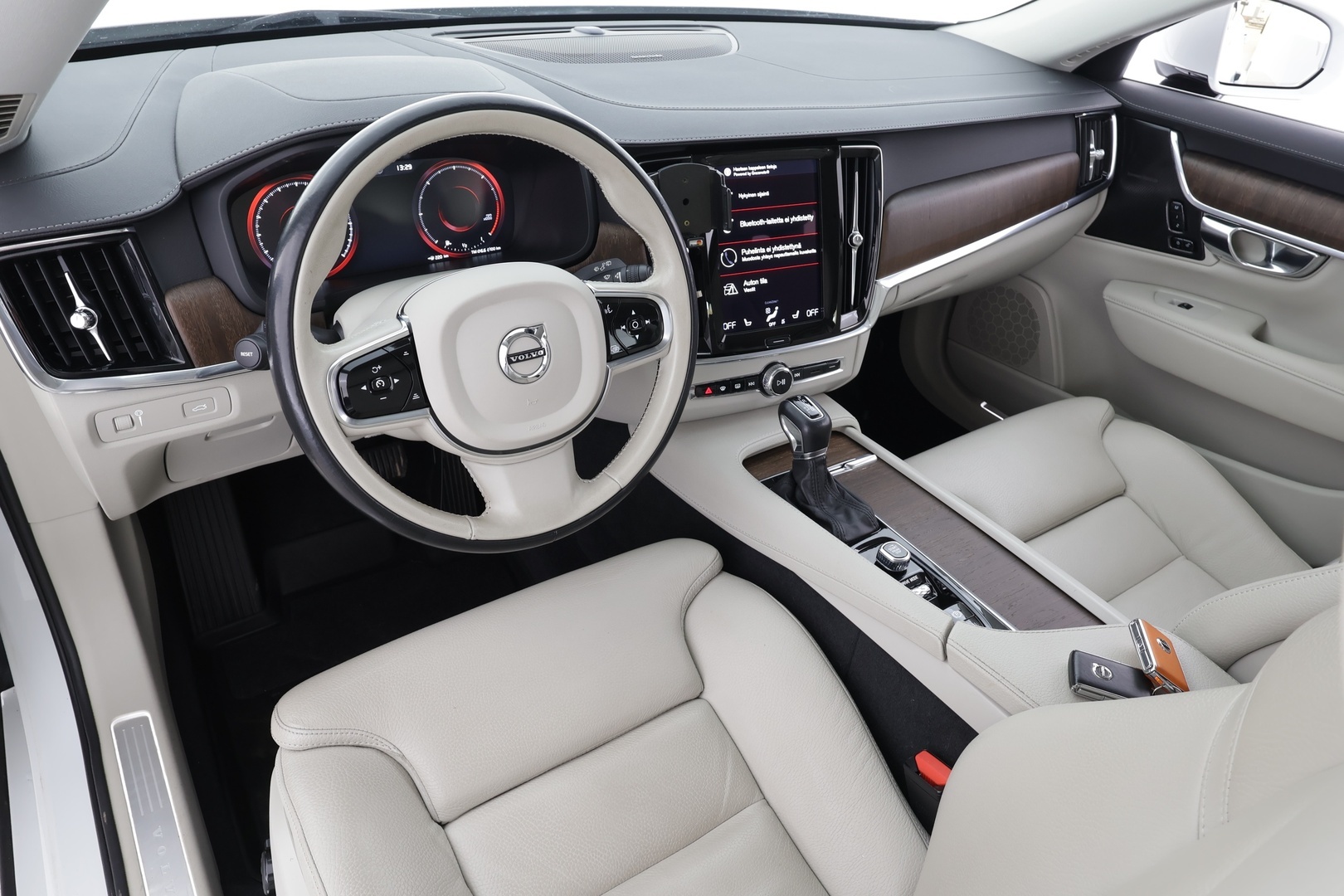 Volvo V90 2021 D3 Business Inscription Edition aut * Pilot assist / Koukku / Webasto / High Level LED / Muistipenkit / P.Kamera / Sporttinahat * - Suomi-auto / Kahdet Renkaat - HULLUT AVAJAISHULINAT KORKOTARJOUS 3,29 %