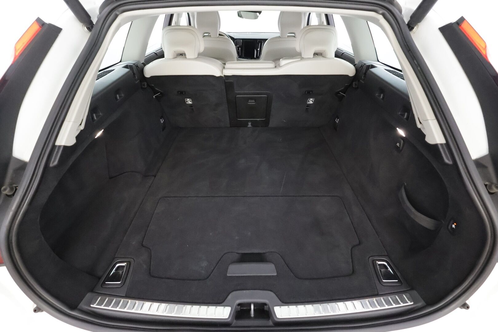 Volvo V90 2021 D3 Business Inscription Edition aut * Pilot assist / Koukku / Webasto / High Level LED / Muistipenkit / P.Kamera / Sporttinahat * - Suomi-auto / Kahdet Renkaat - HULLUT AVAJAISHULINAT KORKOTARJOUS 3,29 %