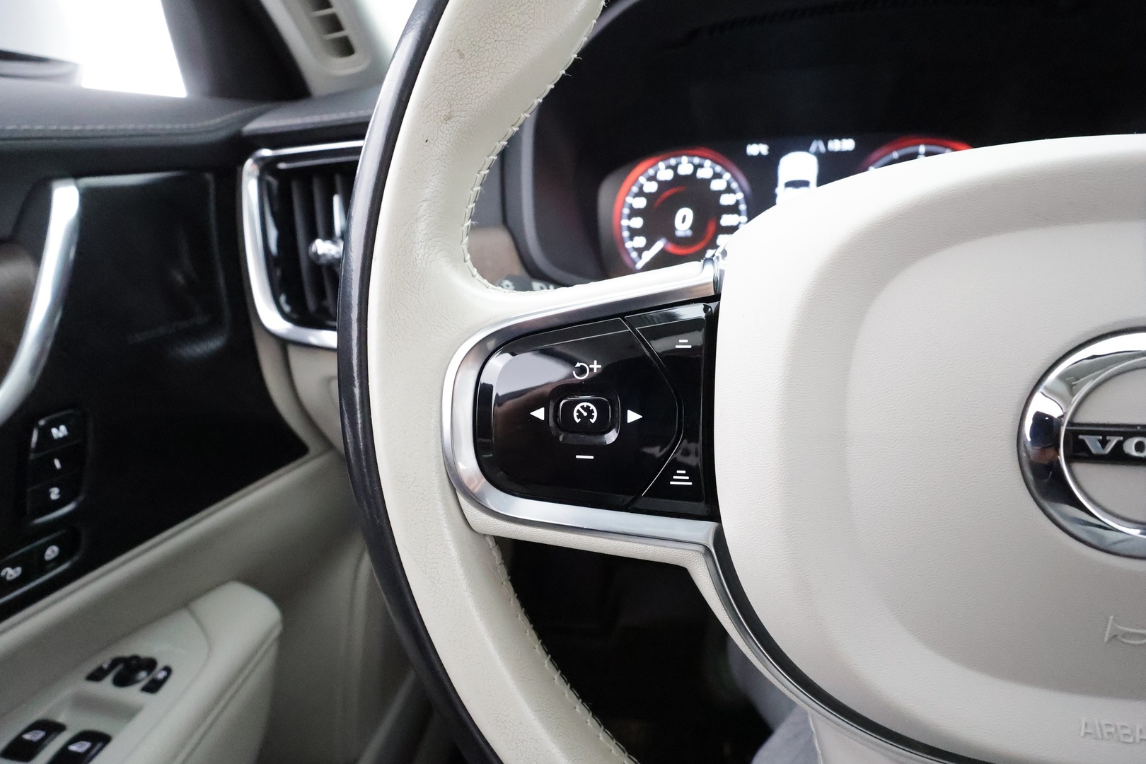 Volvo V90 2021 D3 Business Inscription Edition aut * Pilot assist / Koukku / Webasto / High Level LED / Muistipenkit / P.Kamera / Sporttinahat * - Suomi-auto / Kahdet Renkaat - HULLUT AVAJAISHULINAT KORKOTARJOUS 3,29 %