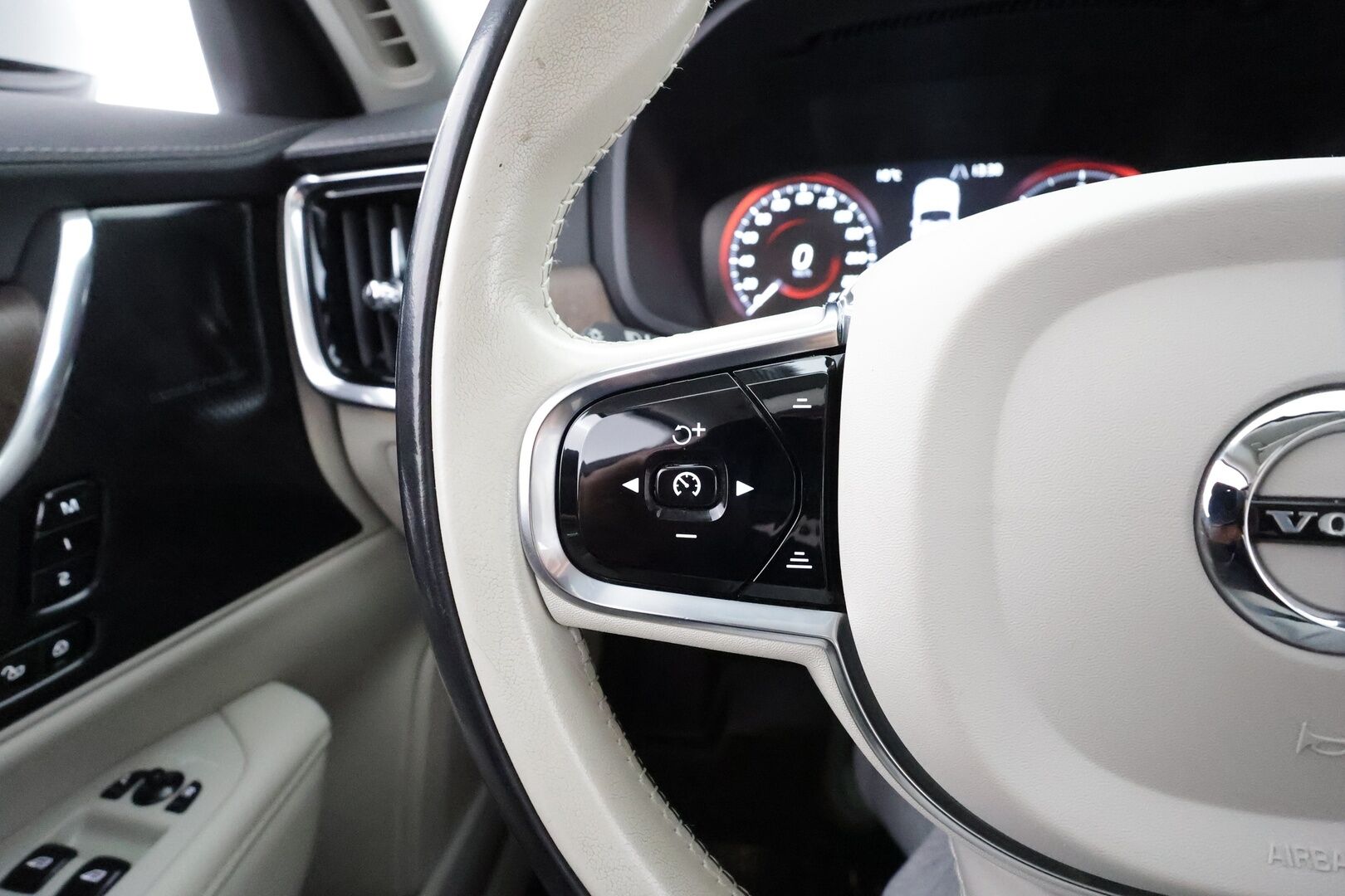 Volvo V90 2021 D3 Business Inscription Edition aut * Pilot assist / Koukku / Webasto / High Level LED / Muistipenkit / P.Kamera / Sporttinahat * - Suomi-auto / Kahdet Renkaat - HULLUT AVAJAISHULINAT KORKOTARJOUS 3,29 %