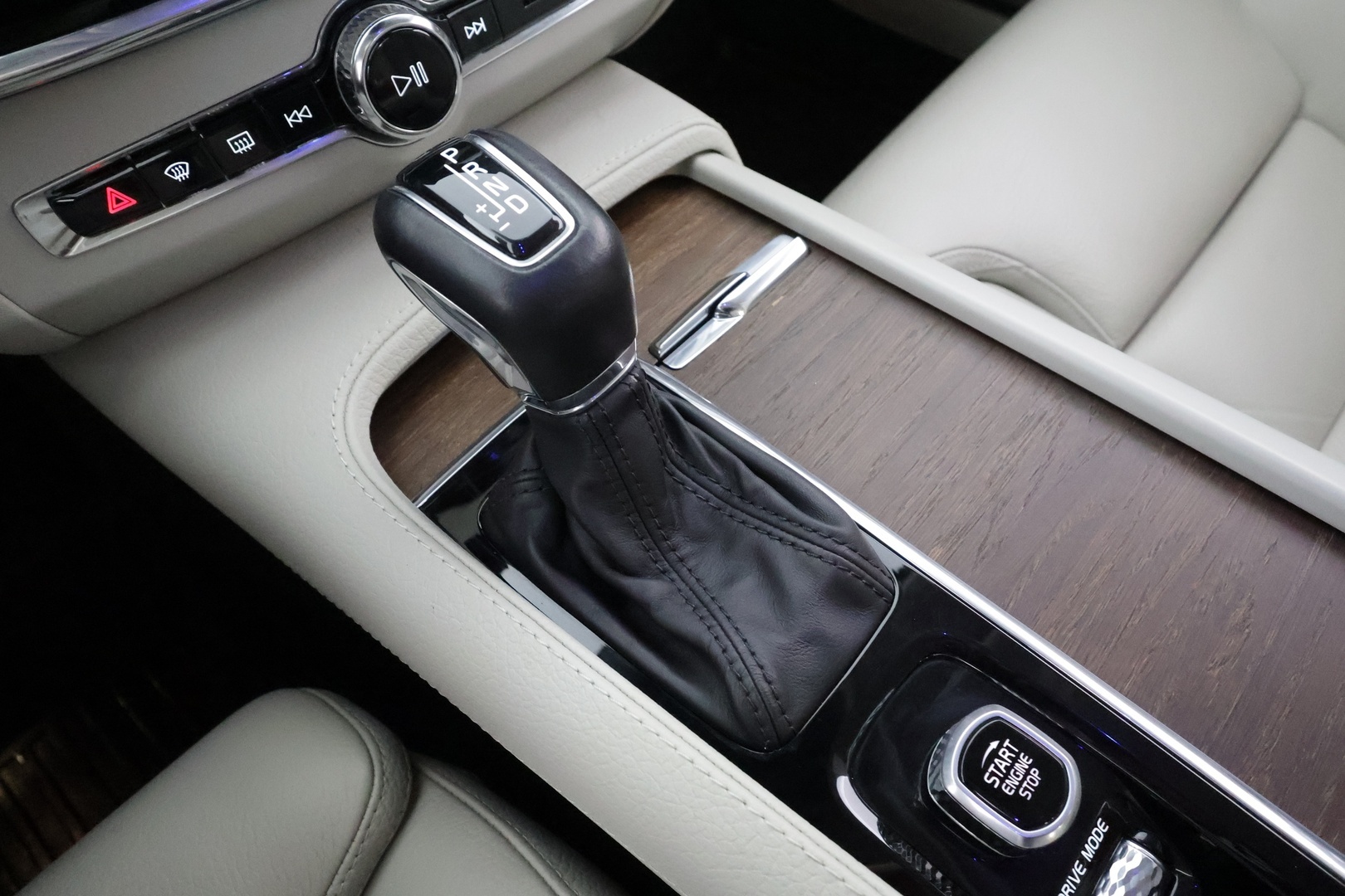 Volvo V90 2021 D3 Business Inscription Edition aut * Pilot assist / Koukku / Webasto / High Level LED / Muistipenkit / P.Kamera / Sporttinahat * - Suomi-auto / Kahdet Renkaat - HULLUT AVAJAISHULINAT KORKOTARJOUS 3,29 %