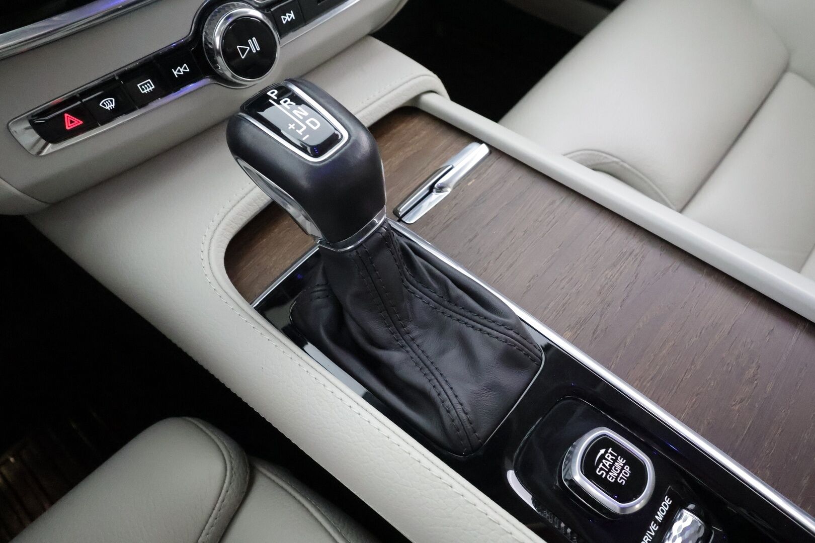 Volvo V90 2021 D3 Business Inscription Edition aut * Pilot assist / Koukku / Webasto / High Level LED / Muistipenkit / P.Kamera / Sporttinahat * - Suomi-auto / Kahdet Renkaat - HULLUT AVAJAISHULINAT KORKOTARJOUS 3,29 %