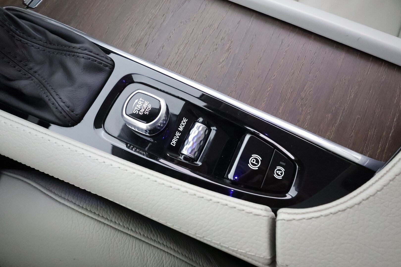 Volvo V90 2021 D3 Business Inscription Edition aut * Pilot assist / Koukku / Webasto / High Level LED / Muistipenkit / P.Kamera / Sporttinahat * - Suomi-auto / Kahdet Renkaat - HULLUT AVAJAISHULINAT KORKOTARJOUS 3,29 %