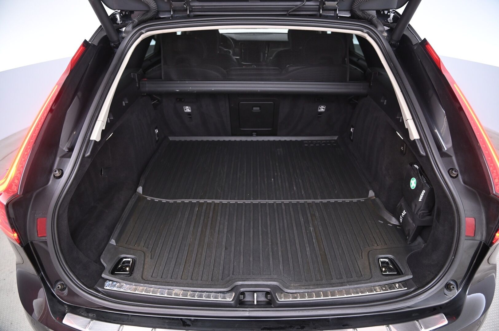 Volvo V90 2021 D3 Inscription Edition Taksi aut - Juuri Huollettu| Facelift | ACC & PilotAssist | Webasto | Muistinahat! | Peruutuskamera | ALV-Vähennyskelpoinen | KeyLessGo | 2x Renkaat&Vanteet